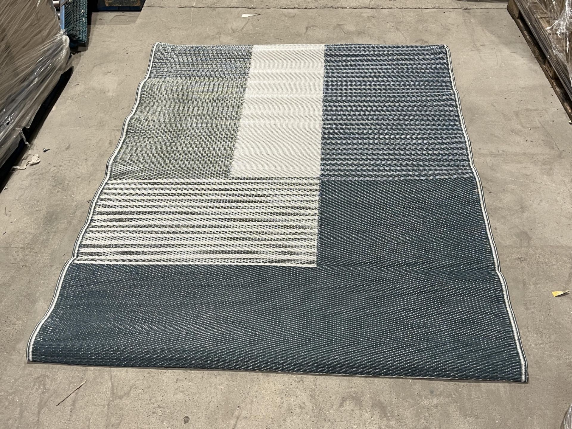 8 X BRAND NEW REVERSIBLE OUTDOOR RUGS 170X 120CM (DESIGNS MAY VARY) S1P