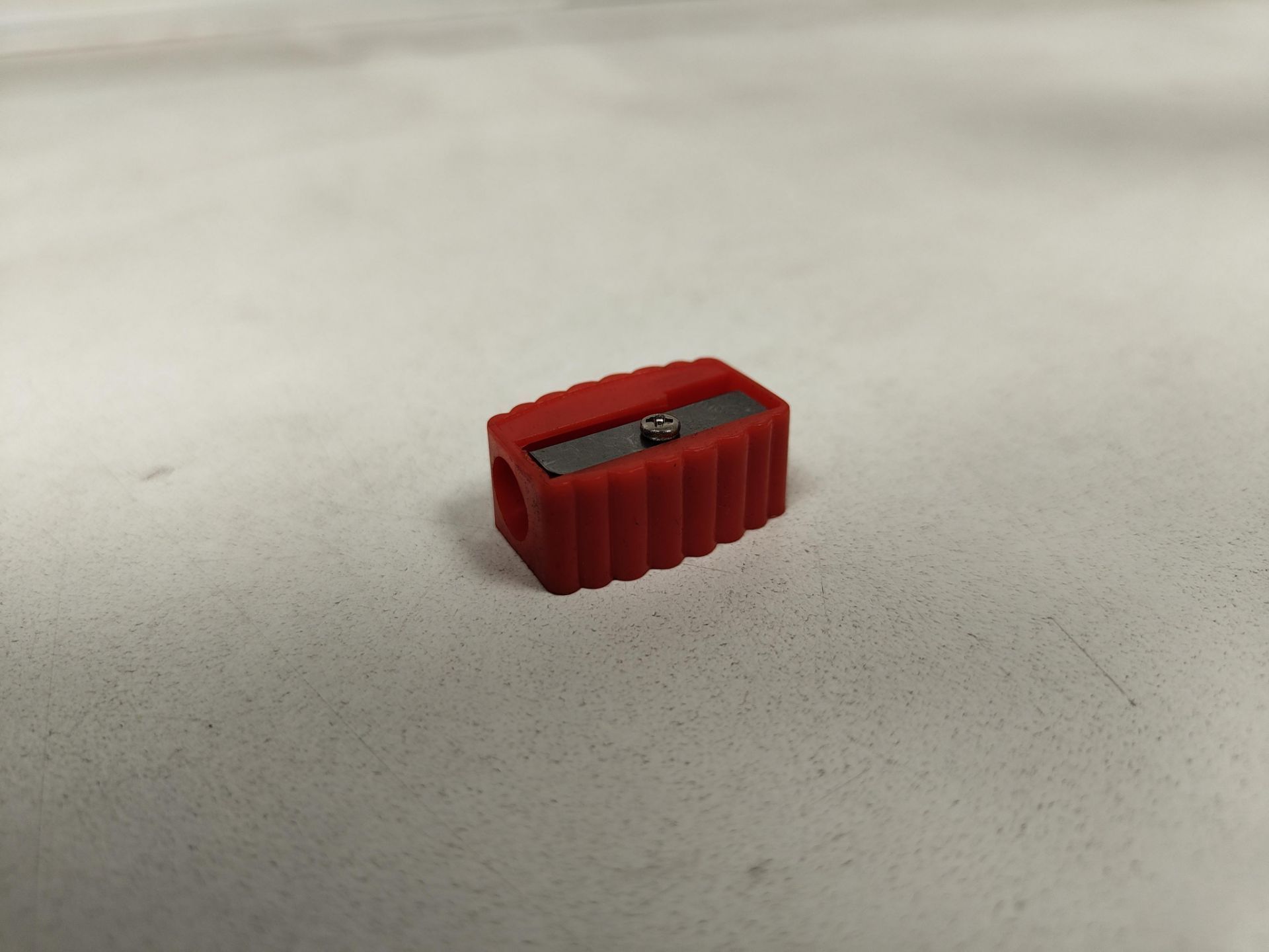 1000 X BRAND NEW RED PENCIL SHARPENERS R19.1 - Image 3 of 3