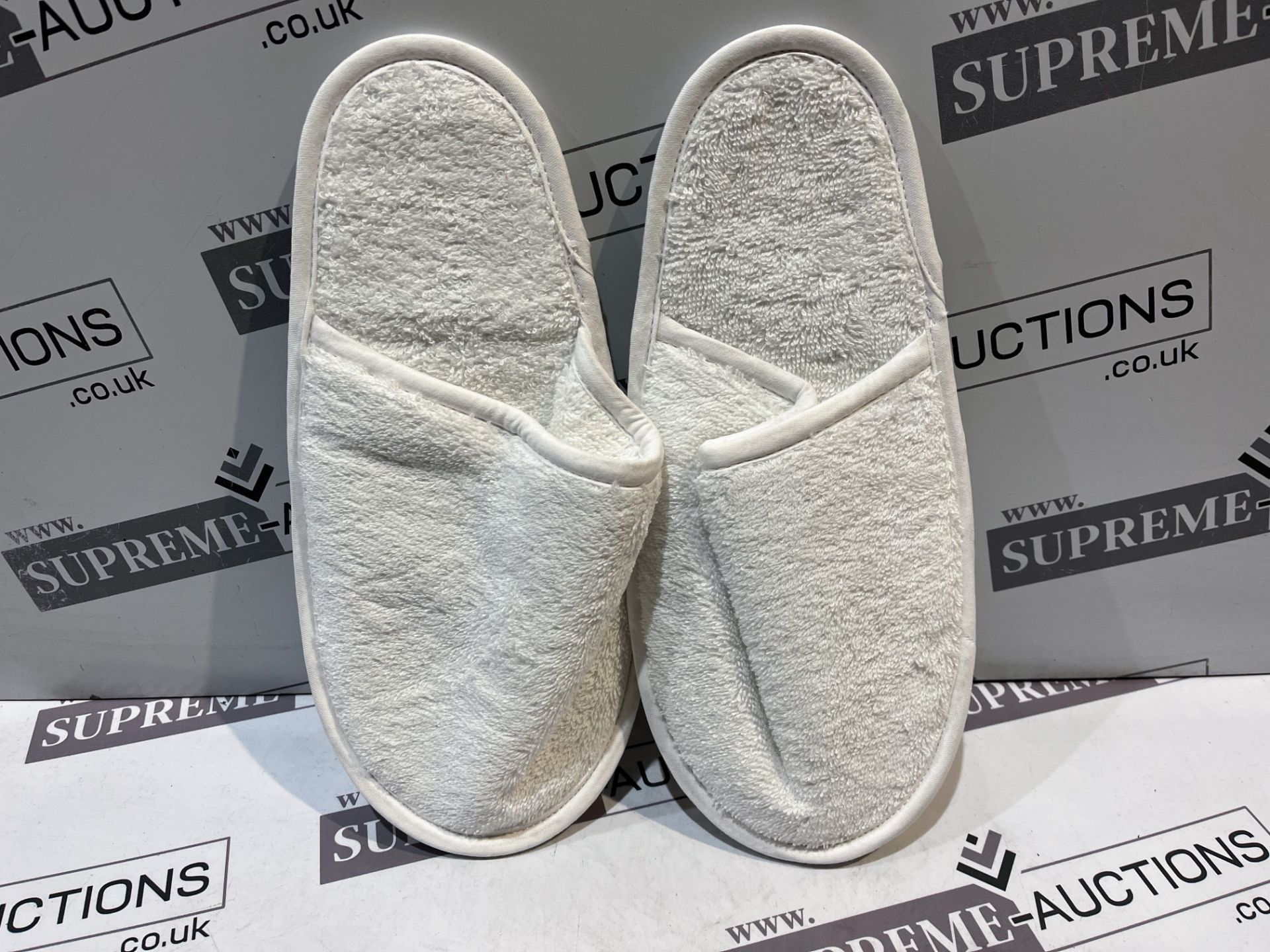 28 X BRAND NEW [PAIRS OF TOWELING WHITE SLIPPERS R7-4 - Image 2 of 2