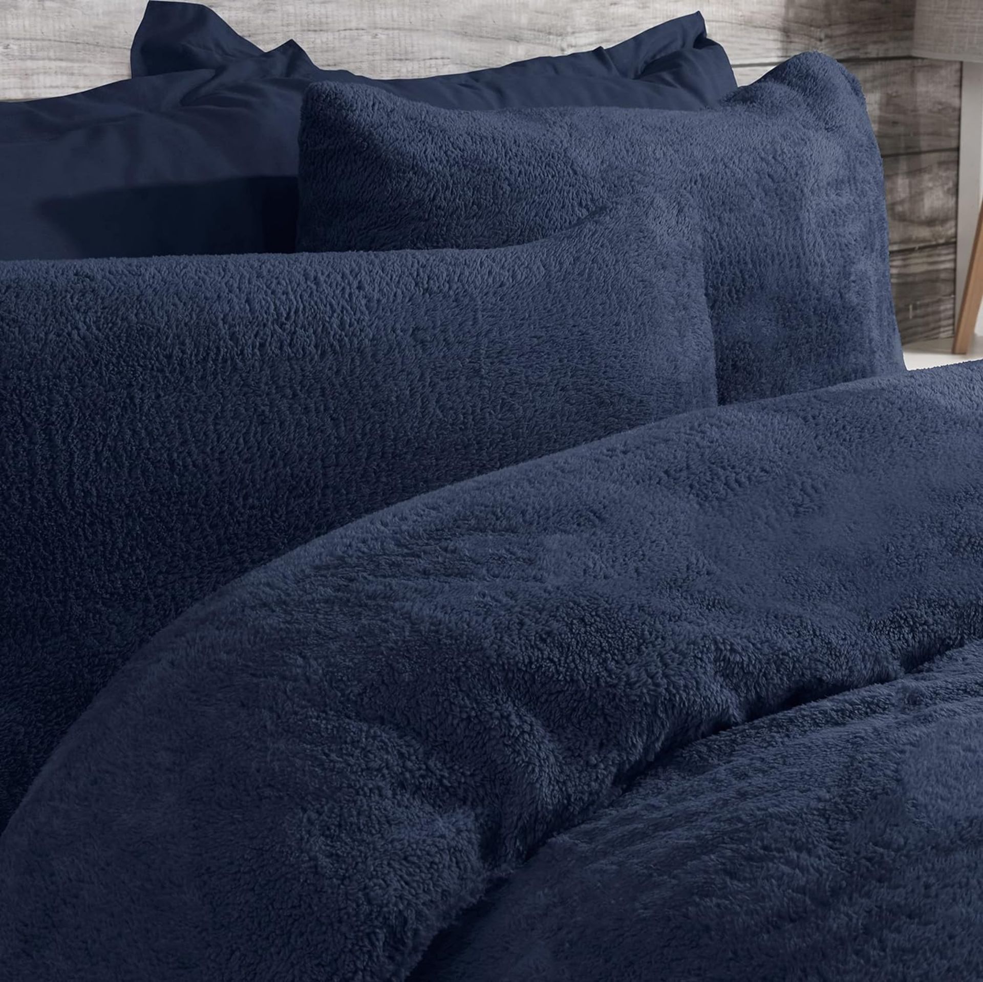 11x NEW & PACKAGED SLEEPDOWN Teddy Fleece SINGLE Duvet Set - NAVY. RRP £22.99 EACH. (R7-8). Give - Image 5 of 6