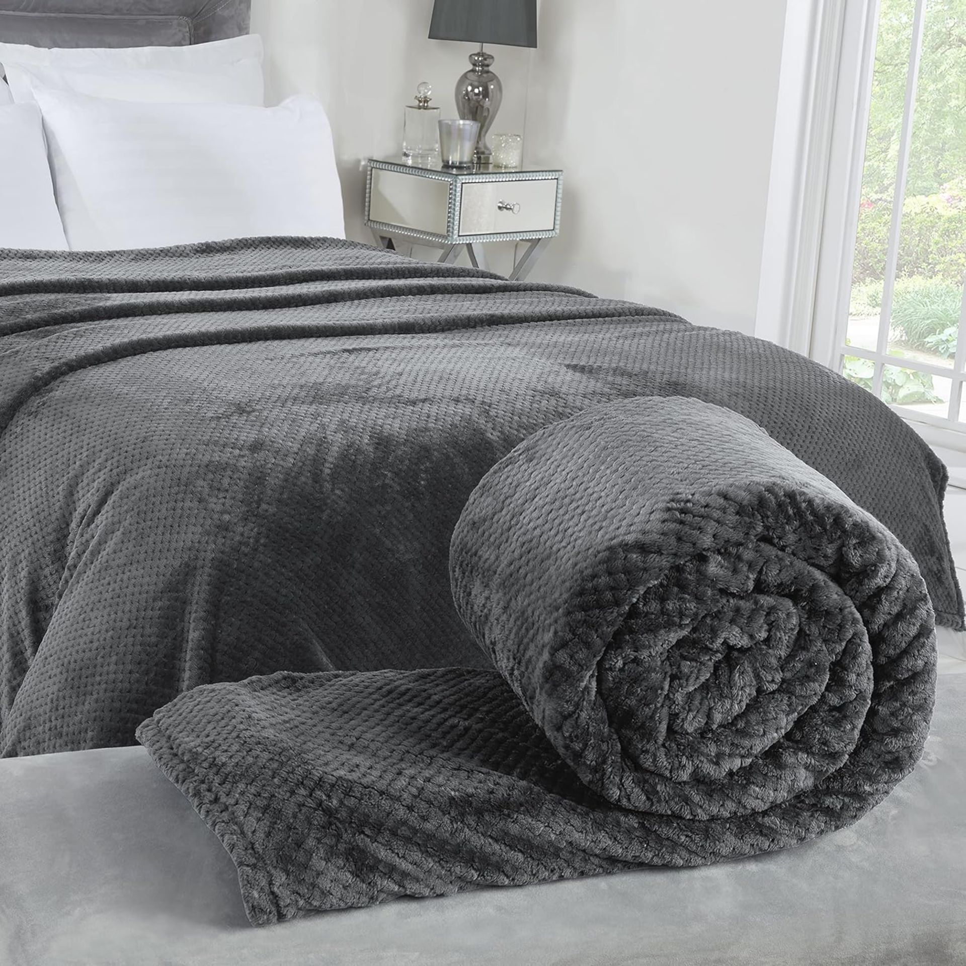 16x NEW & PACKAGED SLEEPDOWN Cosy Collection Soft Touch Waffle Fleece Throw 130 x 160cm - SILVER.