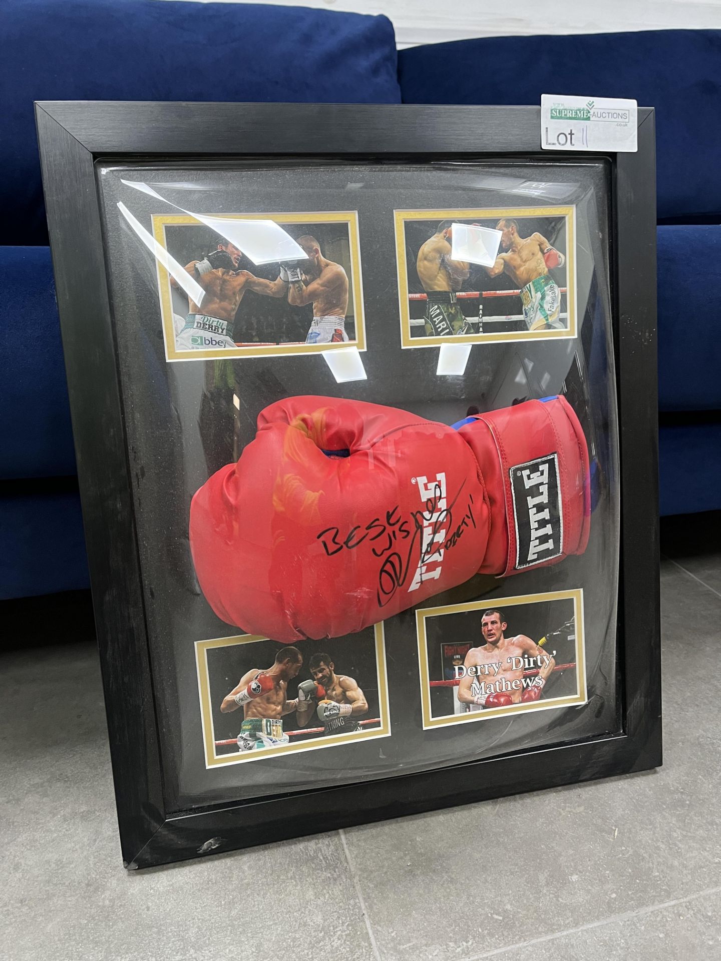 SIGNED FRAMED BOXING GLOVE OF DERRY MATTHEWS WITH CERTIFICATE OF AUTHENTICITY