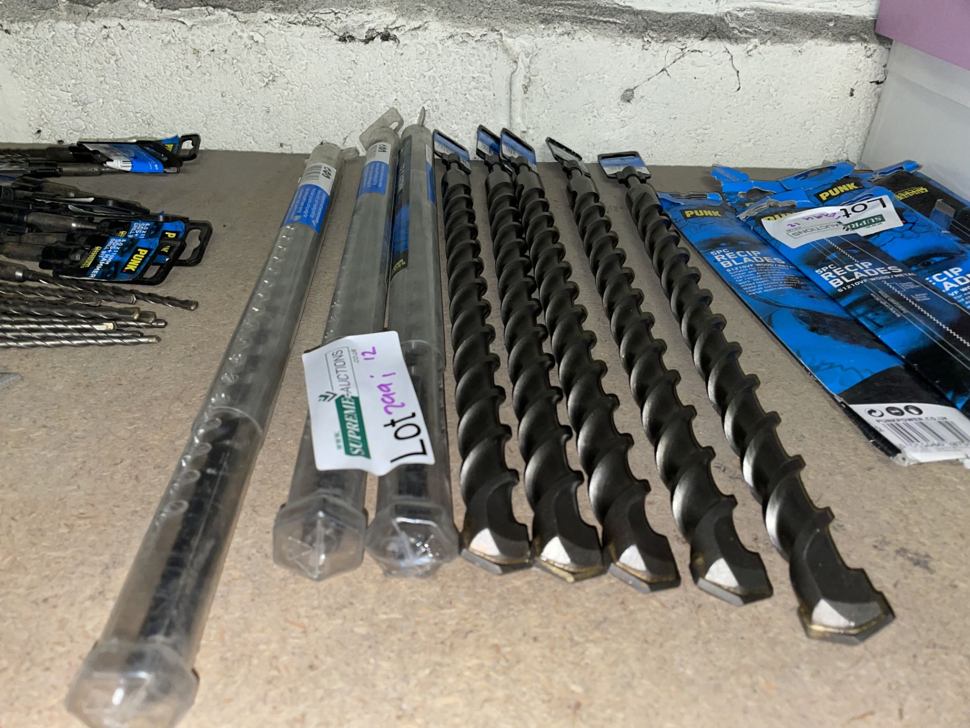 8 PIECE MIXED PUNK TOLLS LOT INCLUDING 12 X 460MM WOOD AUGER DRILL BITS AND 25 X 450MM SDS HAMMER