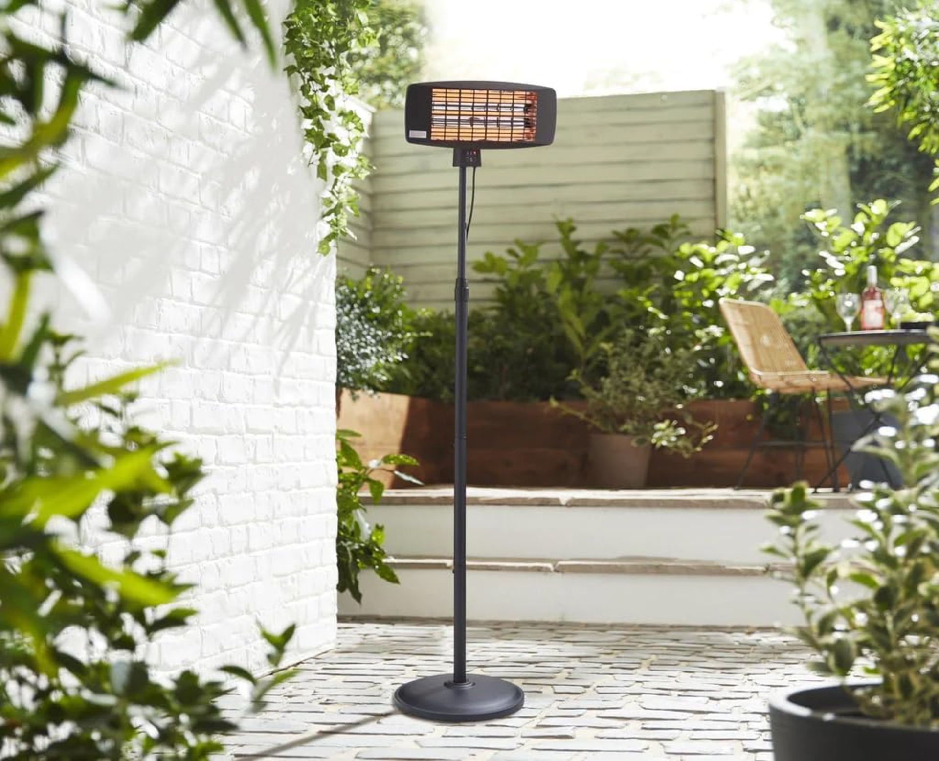 BRAND NEW SWAN STANDING PATIO HEATER WITH REMOTE CONTROL R3-7