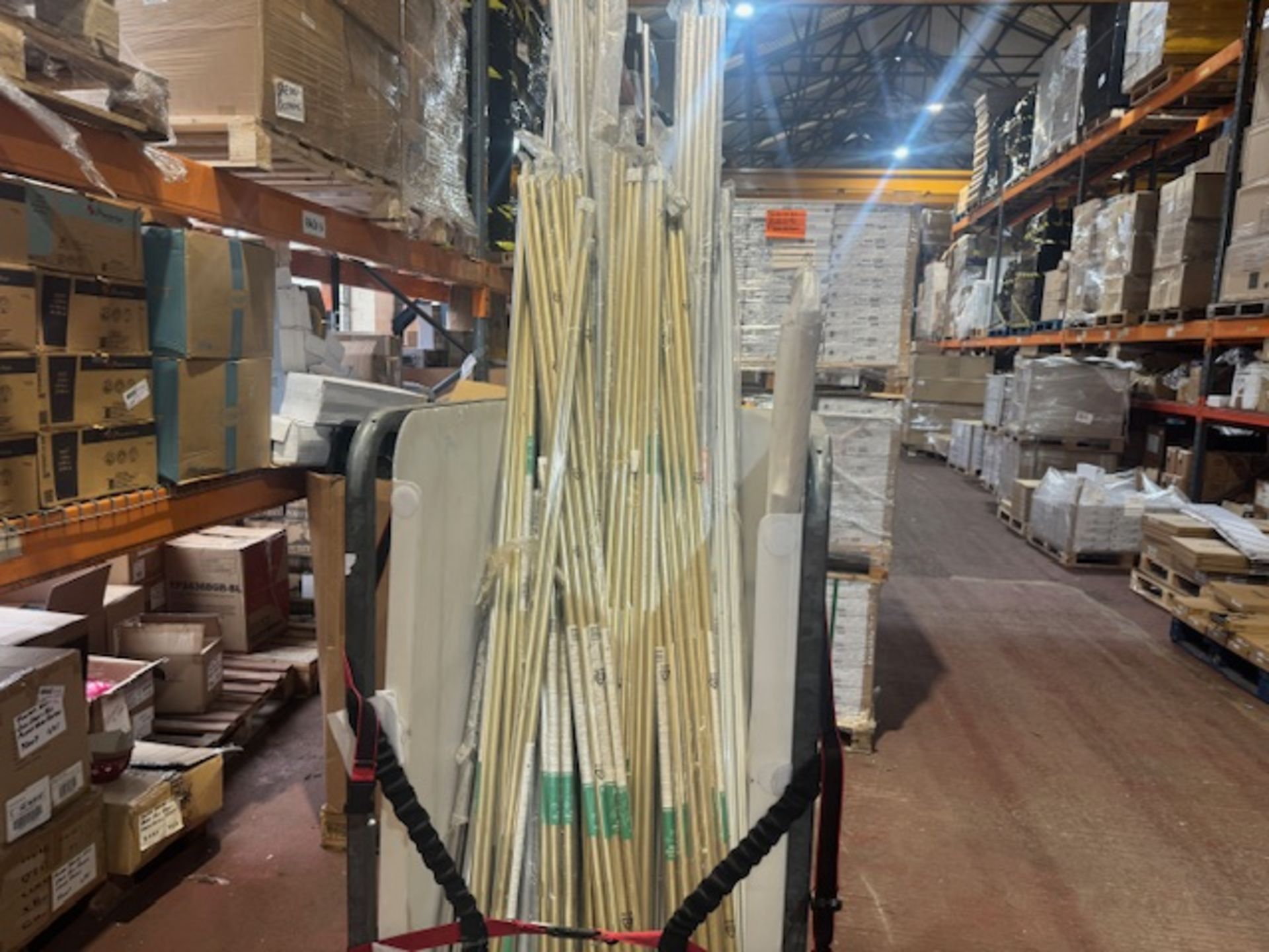LARGE QUANTITY OF CURTAIN POLES IN VARIOUS COLOURS AND SIZES R15T