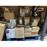 LARGE PALLET OF ASSORTED CLEANING PRODUCTS INCLUDING TORK HAND GEL, PRIJA SHAMPOO, DIVERSEY ETC R9-