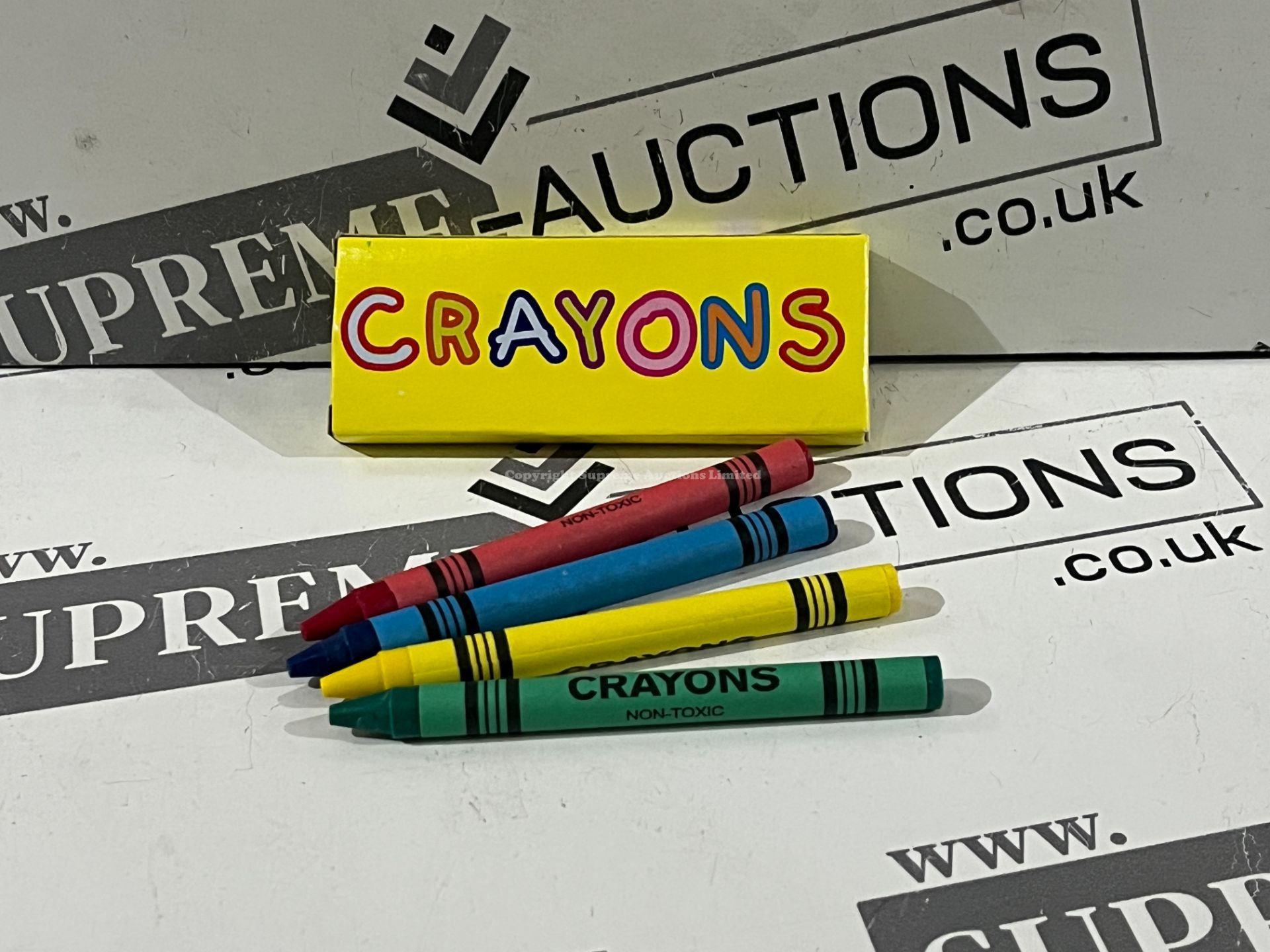 576 X BRAND NEW PACKS OF 4 ASSORTED CHILDRENS CRAYONS R10-11