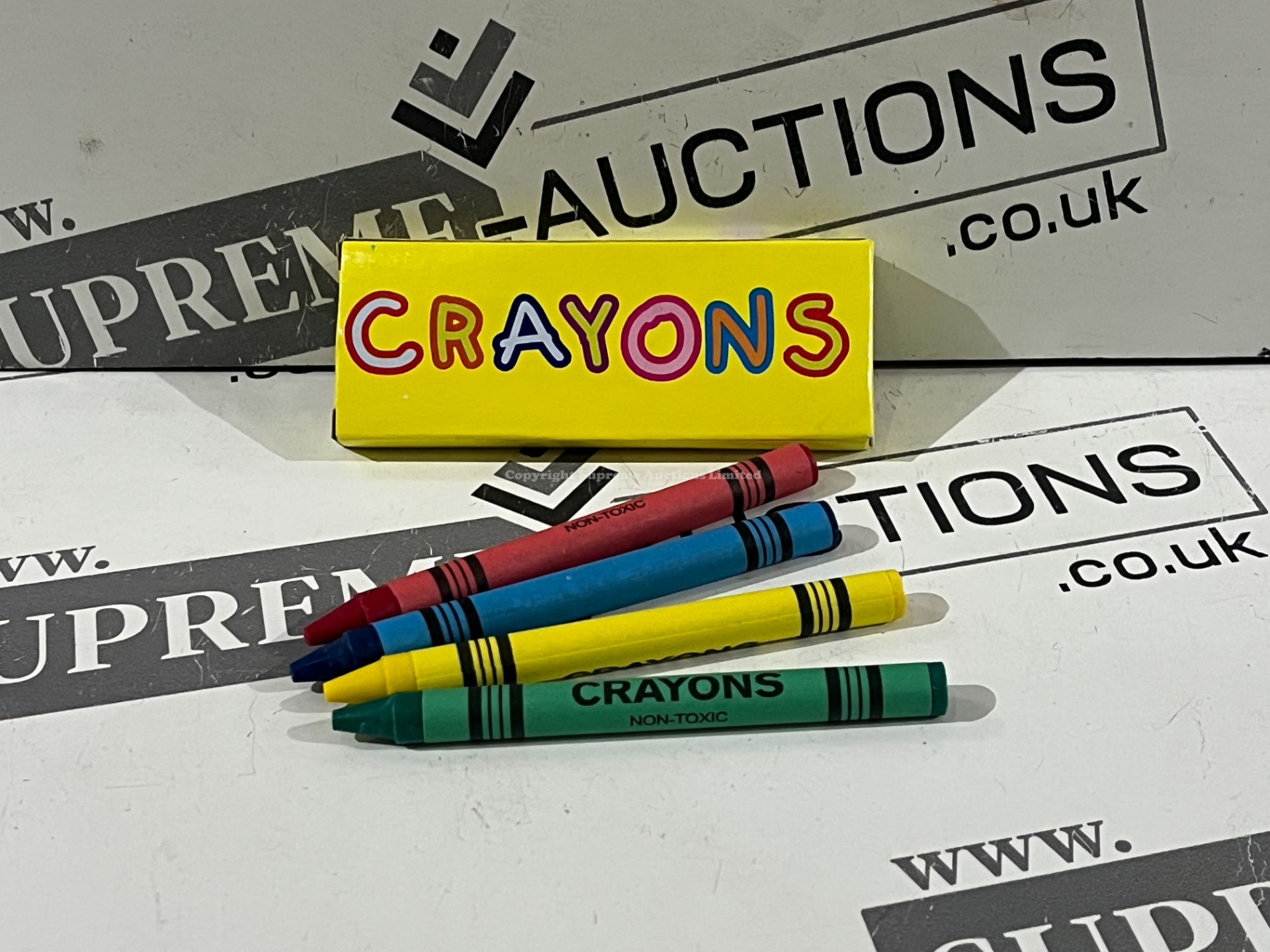 576 X BRAND NEW PACKS OF 4 ASSORTED CHILDRENS CRAYONS R10-11