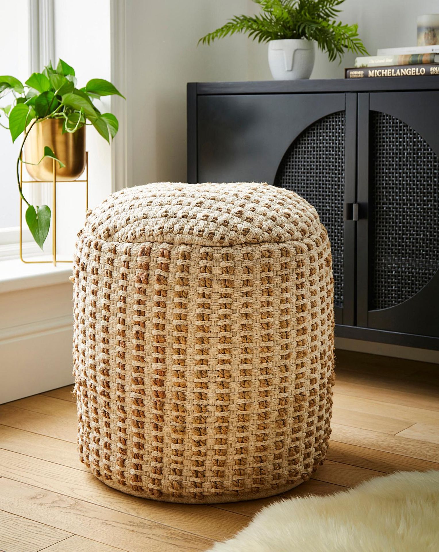 2x NEW & BOXED LUXURY WOVEN JUTE POUFFE - NATURAL. RRP £89 EACH. (R18-4)