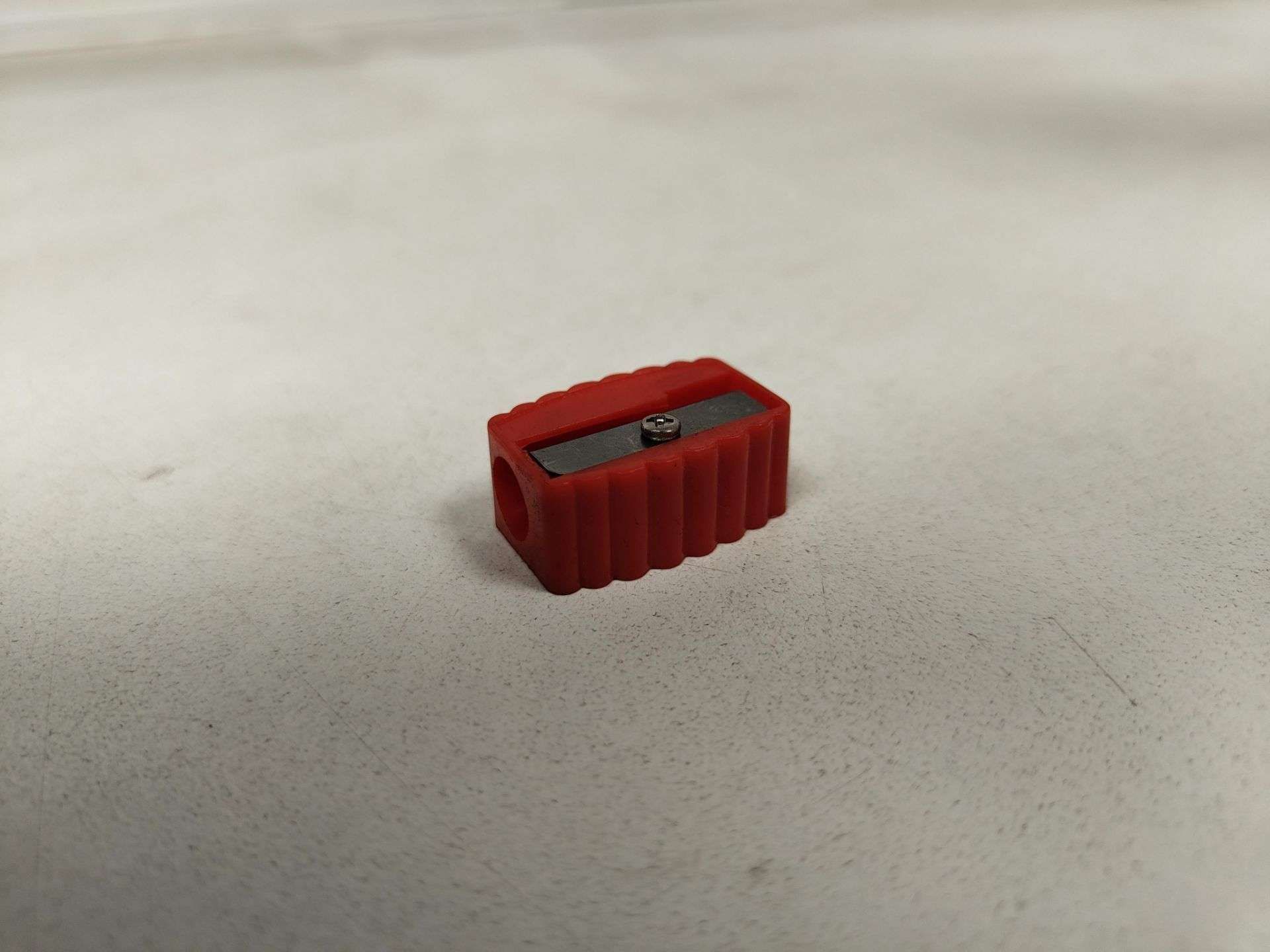 1000 X BRAND NEW RED PENCIL SHARPENERS R19.1