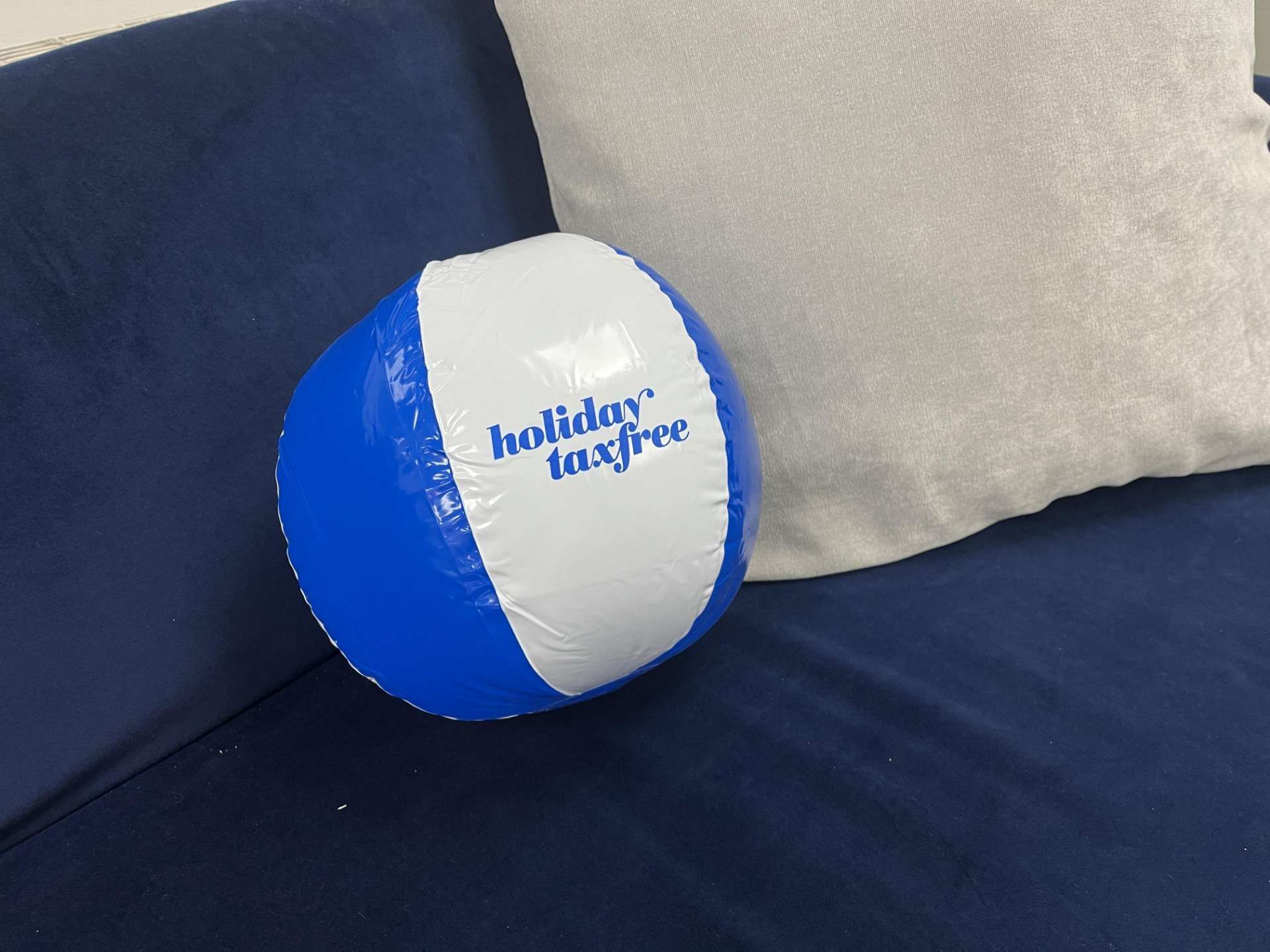 250 X BRAND NEW BLUE AND WHITE BEACHBALLS R19.11 - Image 2 of 2