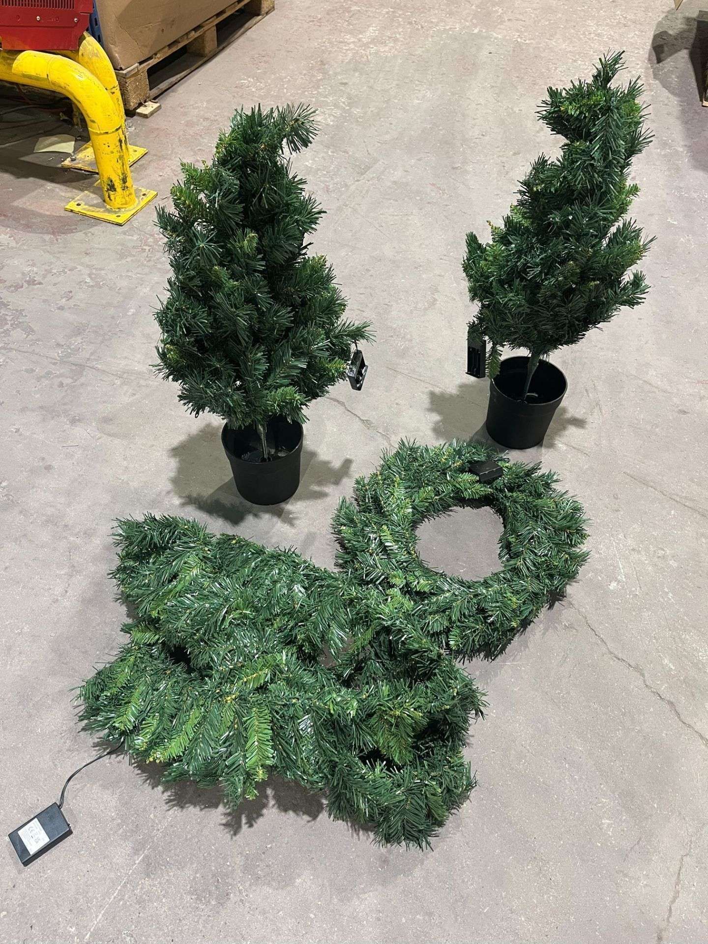 BRAND NEW CHRISTMAS DOOR LED LIGHTS SETS INCLDUNG 2 X POTTED TREES AND 2 BRANCH CONNECTORS RRP £