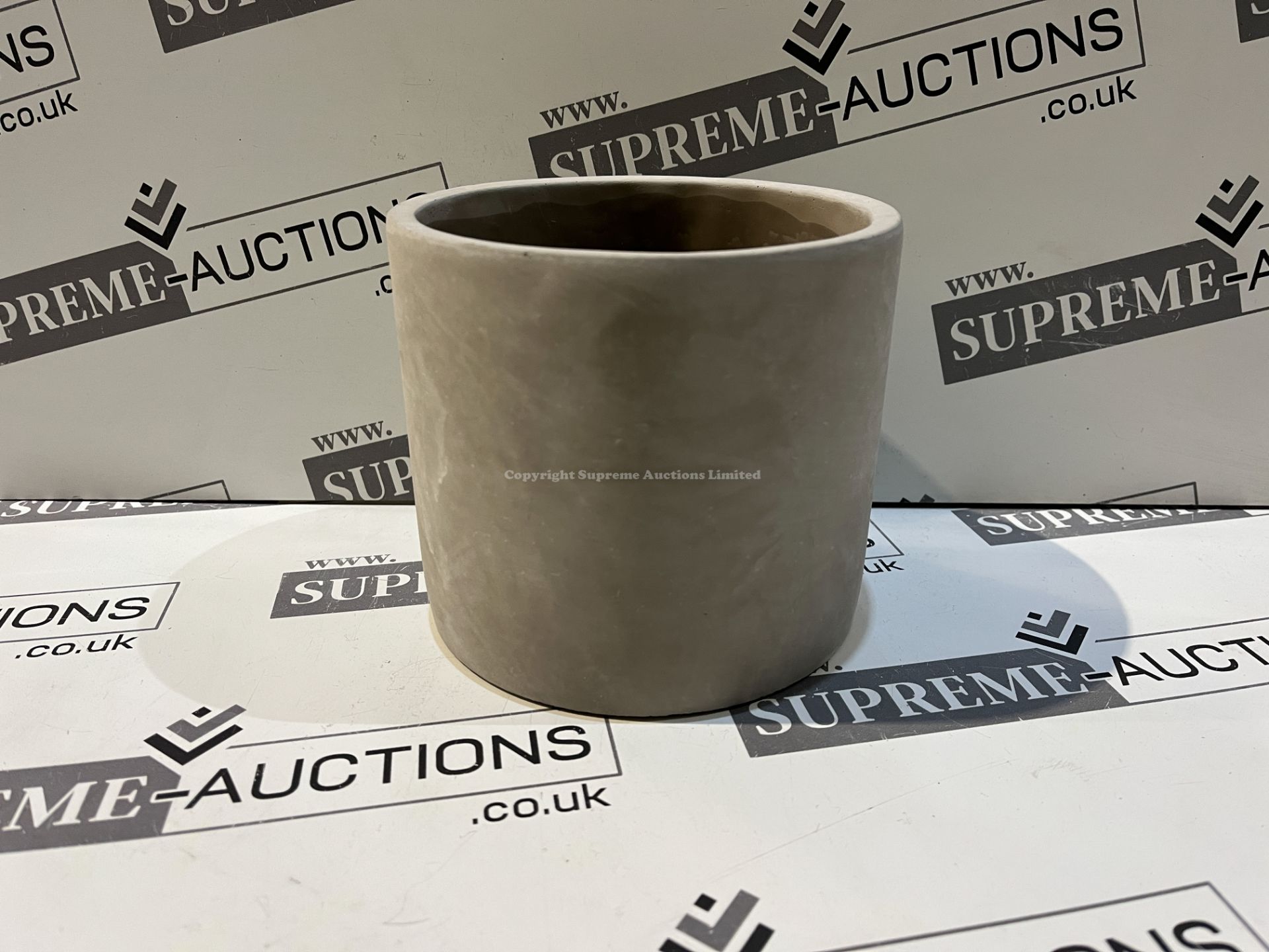 24 X BRAND NEW LIGHT CONCRETE PREMIUM PLANTERS R18