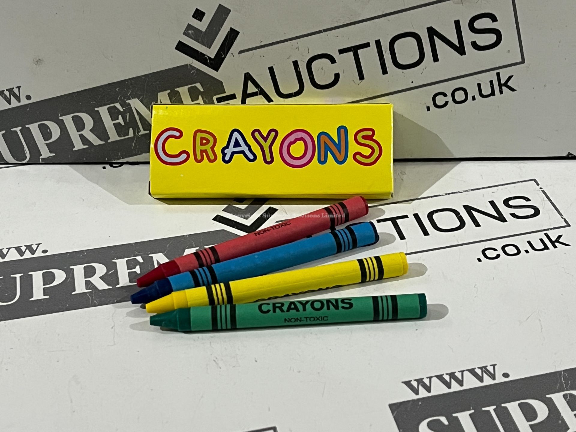 576 X BRAND NEW PACKS OF 4 ASSORTED CHILDRENS CRAYONS R10-11