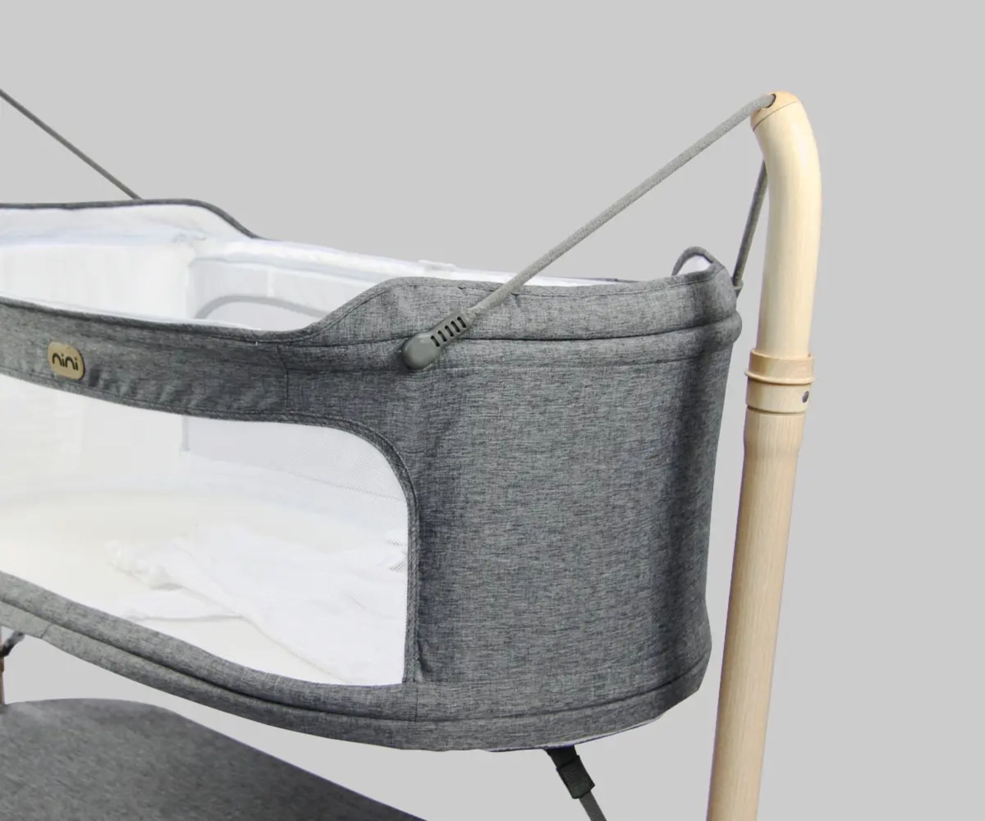 Trade Lot 5 x New & Boxed NiniPod Luxury Childrens Cot. RRP £299. • Calming swinging & bouncing - Image 2 of 4