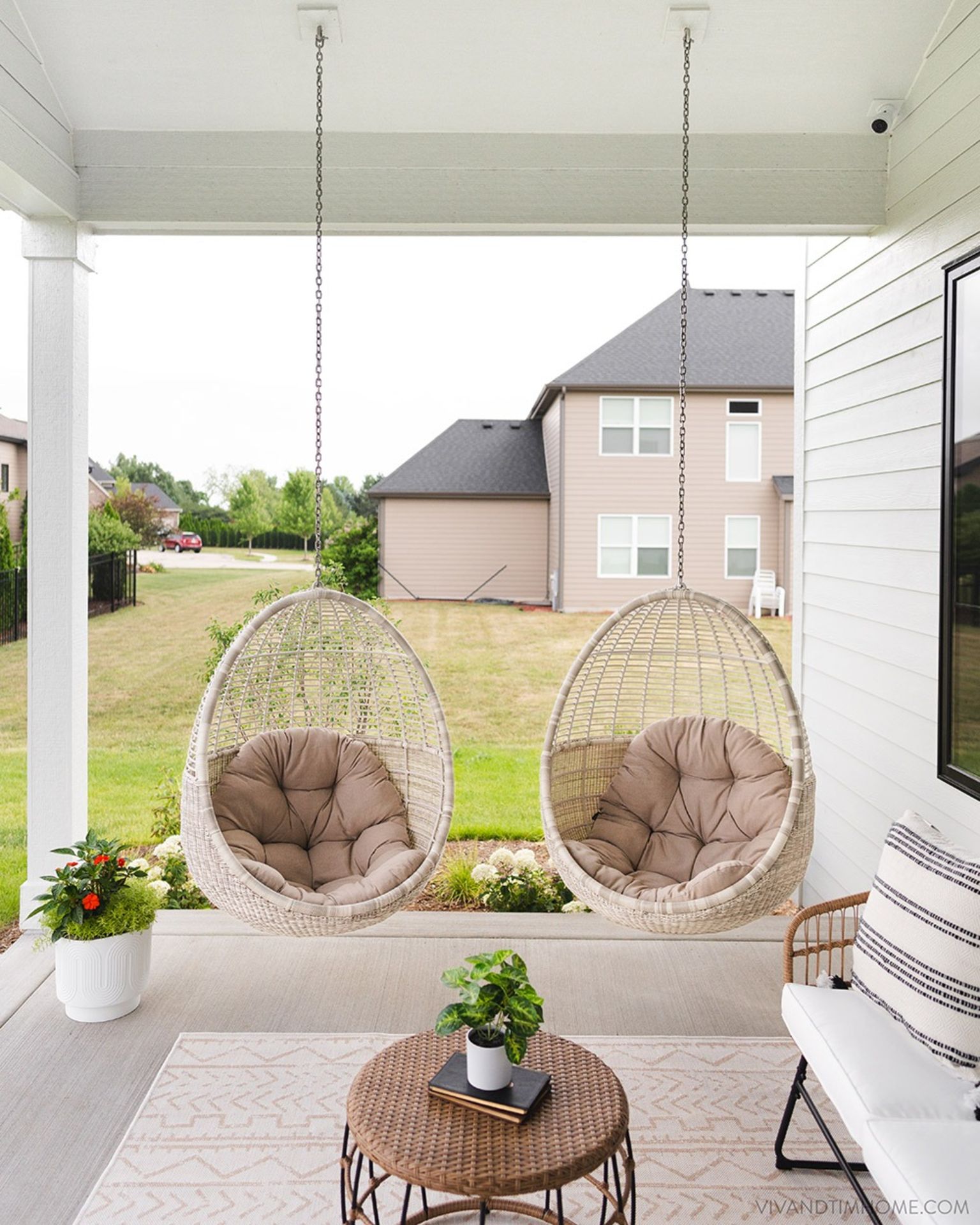 Luxury indoor/outdoor rattan hanging egg chair. (ERC) The all-rattan Hanging Egg Chair is especially