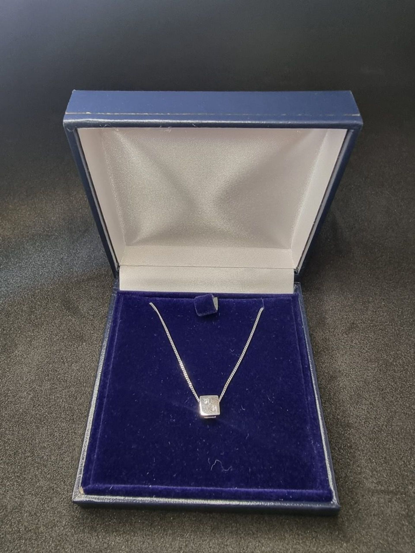 Gorgeous 18 Carat White Gold Necklace with 0.9 Carat Diamond Pendant - Image 2 of 2
