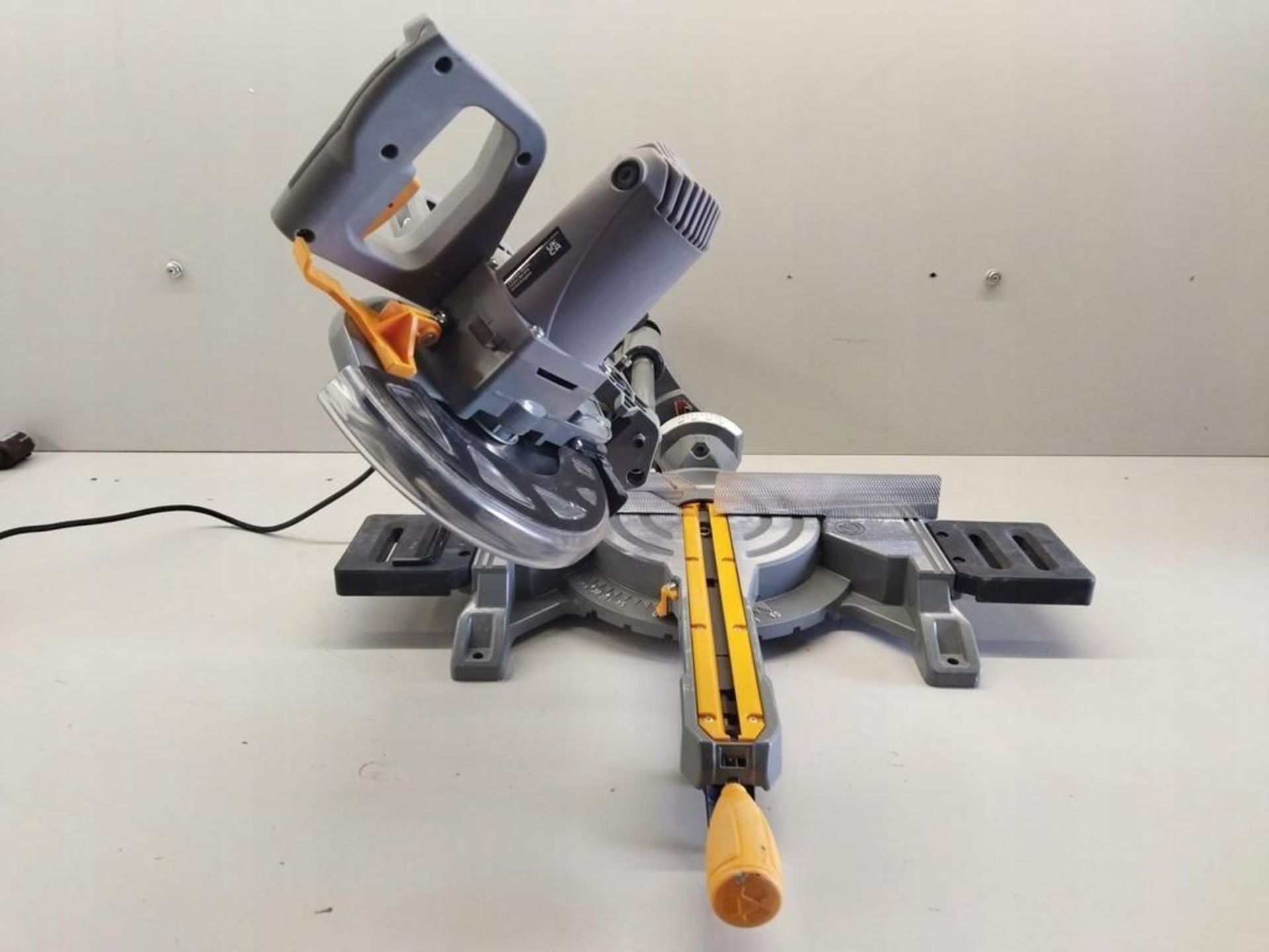 Titan 210mm Electric Single-Bevel Sliding Mitre Saw 240V - R14.14. - Image 2 of 2