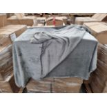 TRADE LOT 40 X NEW & PACKAGED LUXURY 110X150CM FLEECE THROWS IN VARIOUS DESIGNS. RRP £24.99 EACH,