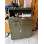 GREEN METAL STORAGE CUPBOARD UNIT INCLUDING CONTENTS