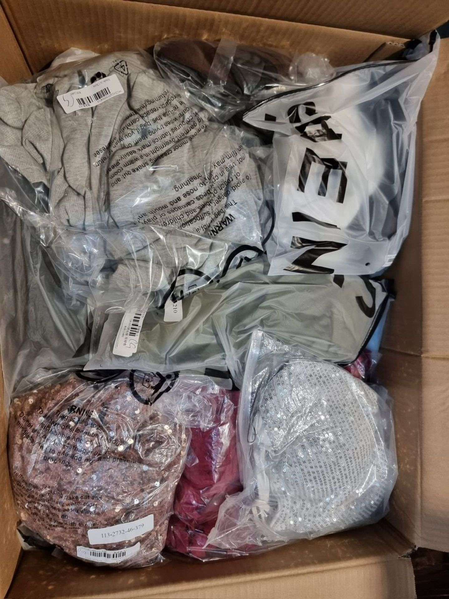 TRADE LOT 50 x BAGGED/BOXED ITEMS FROM A MAJOR ONLINE RETAILER TO INCLUDE MAINLY CLOTHING & FOOTWEAR - Bild 6 aus 34