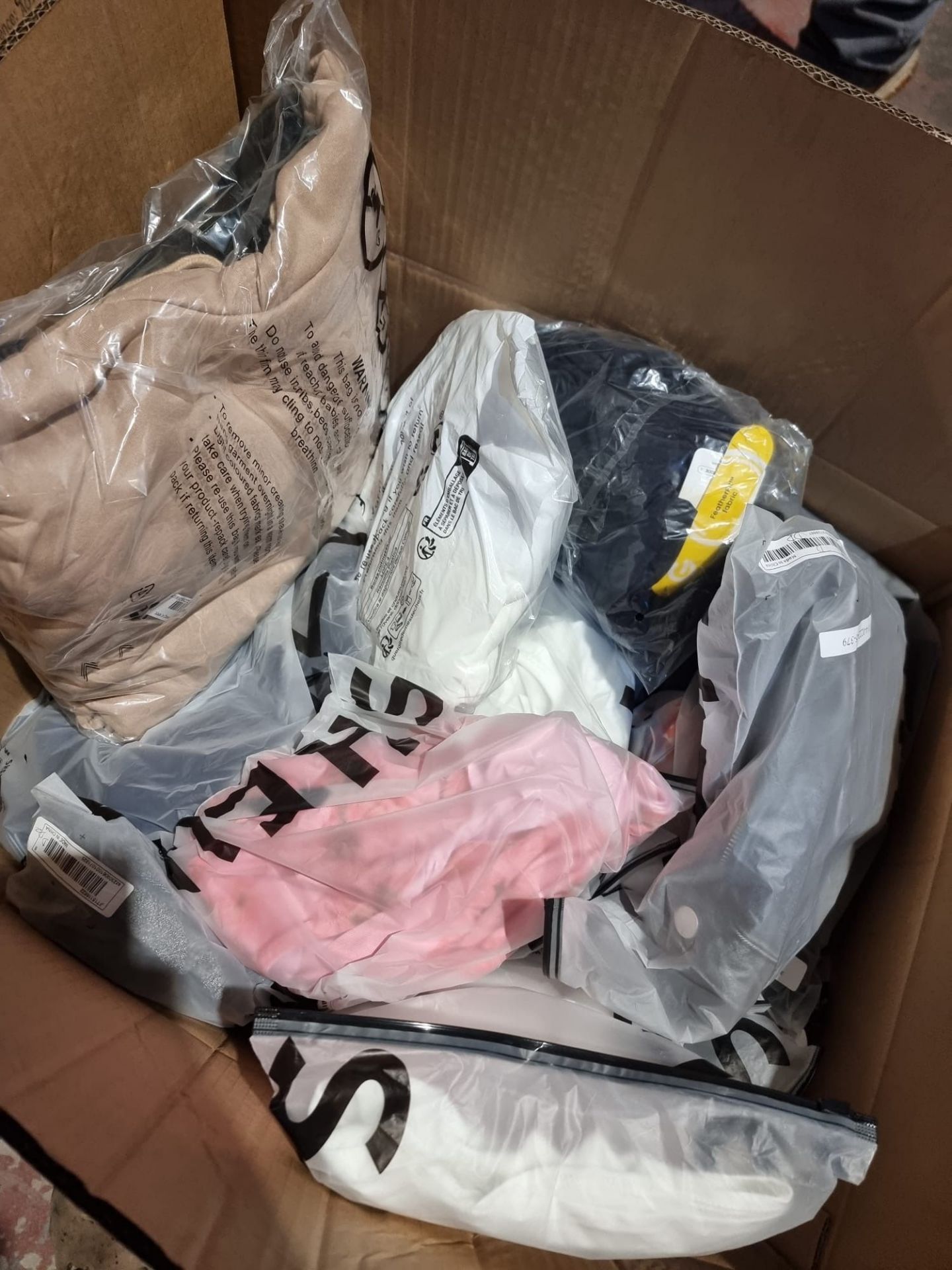 TRADE LOT 50 x BAGGED/BOXED ITEMS FROM A MAJOR ONLINE RETAILER TO INCLUDE MAINLY CLOTHING & FOOTWEAR - Bild 25 aus 34