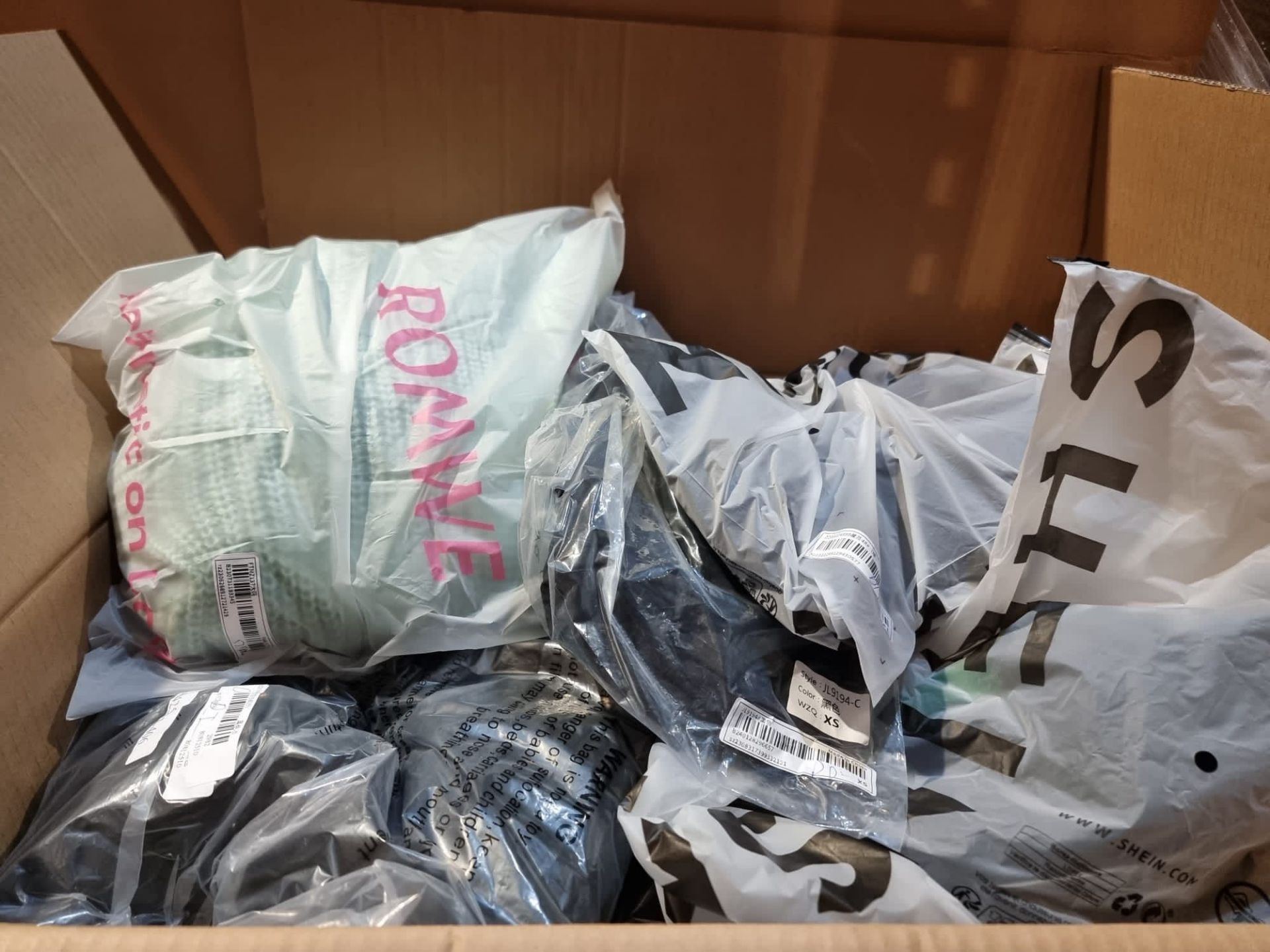 TRADE LOT 100 x BAGGED/BOXED ITEMS FROM A MAJOR ONLINE RETAILER TO INCLUDE MAINLY CLOTHING & - Image 13 of 34