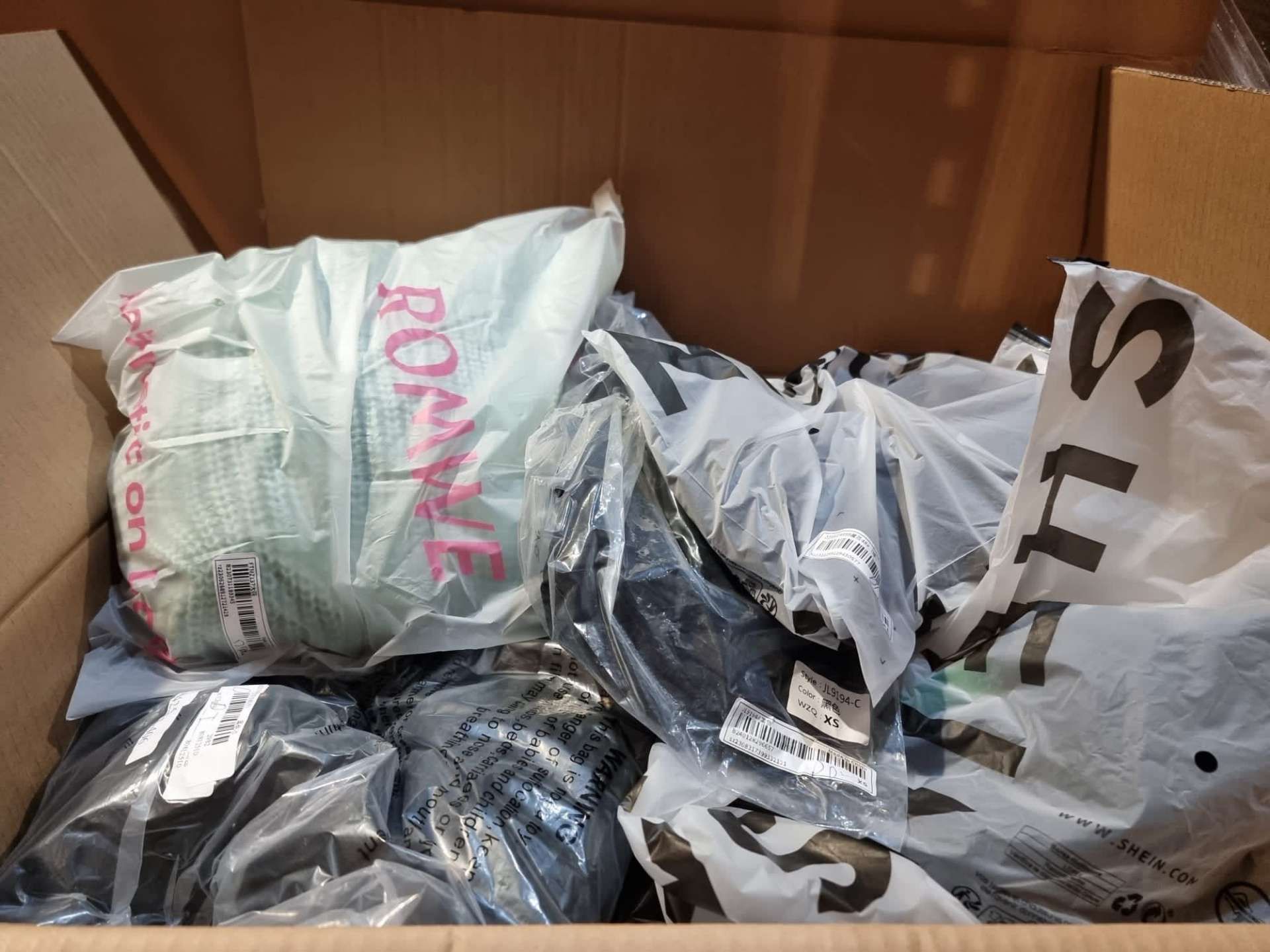 TRADE LOT 100 x BAGGED/BOXED ITEMS FROM A MAJOR ONLINE RETAILER TO INCLUDE MAINLY CLOTHING & - Image 14 of 33