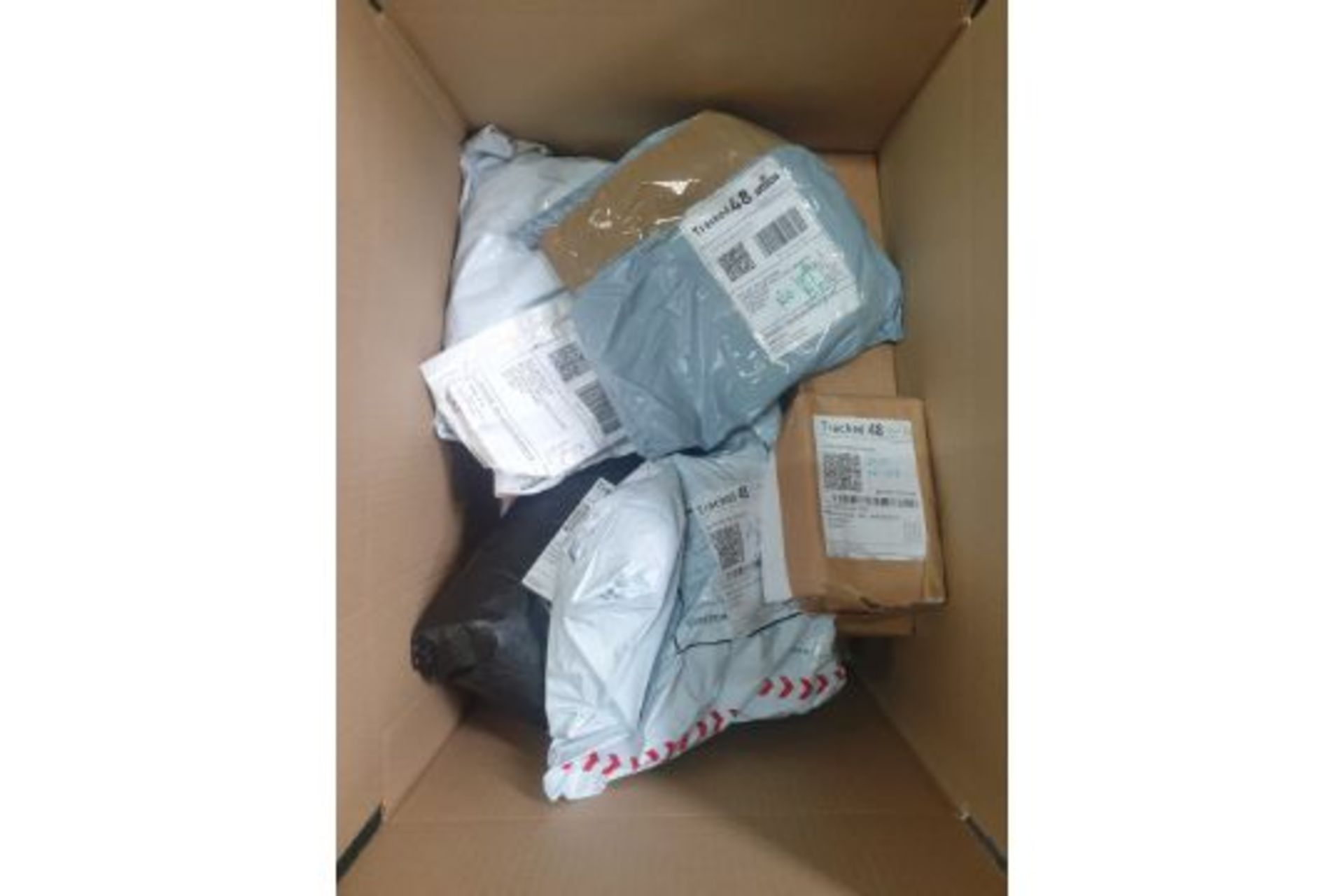 TRADE LOT TO CONTAIN 50 x UNCHECKED COURIER/INTERNET RETURNS. CONDITION & ITEMS UNKNOWN. ITEMS - Bild 3 aus 10