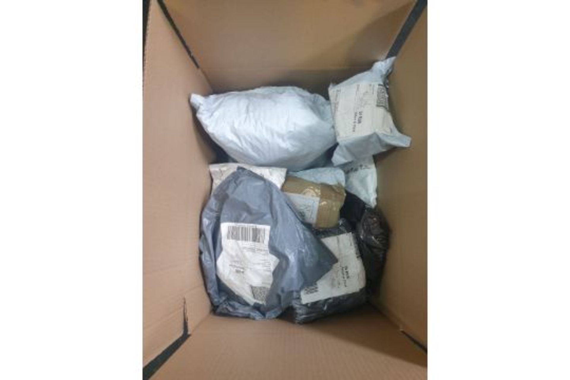 TRADE LOT TO CONTAIN 100 x UNCHECKED COURIER/INTERNET RETURNS. CONDITION & ITEMS UNKNOWN. ITEMS - Bild 7 aus 9