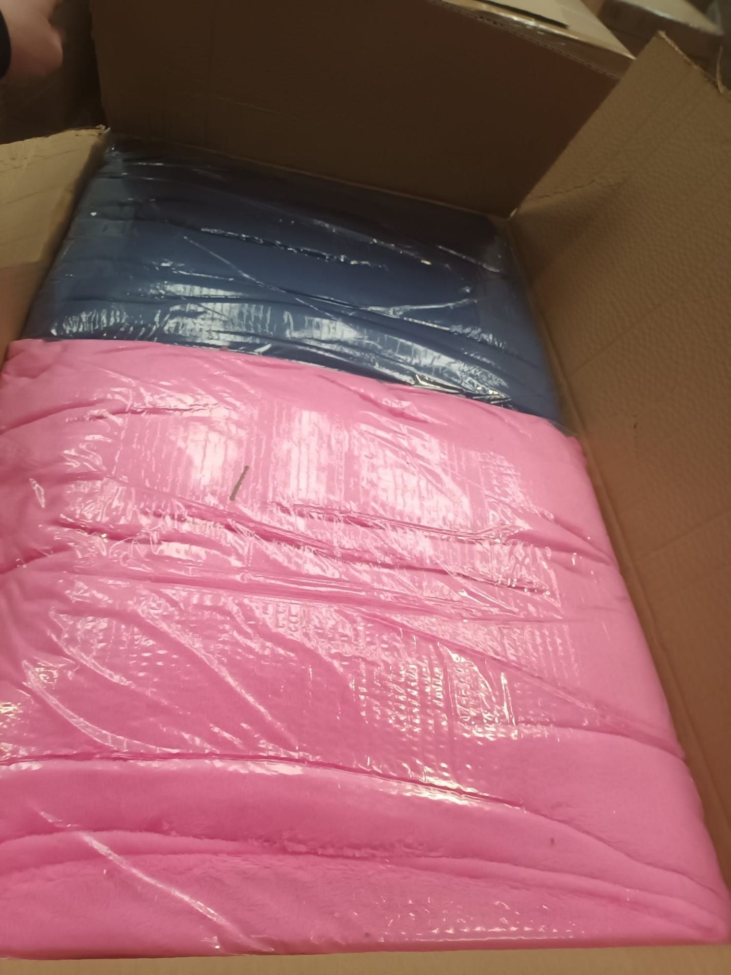 PALLET TO CONTAIN 200 X NEW & PACKAGED LUXURY 130X150CM FLEECE THROWS IN VARIOUS DESIGNS. RRP £29.99 - Image 3 of 21