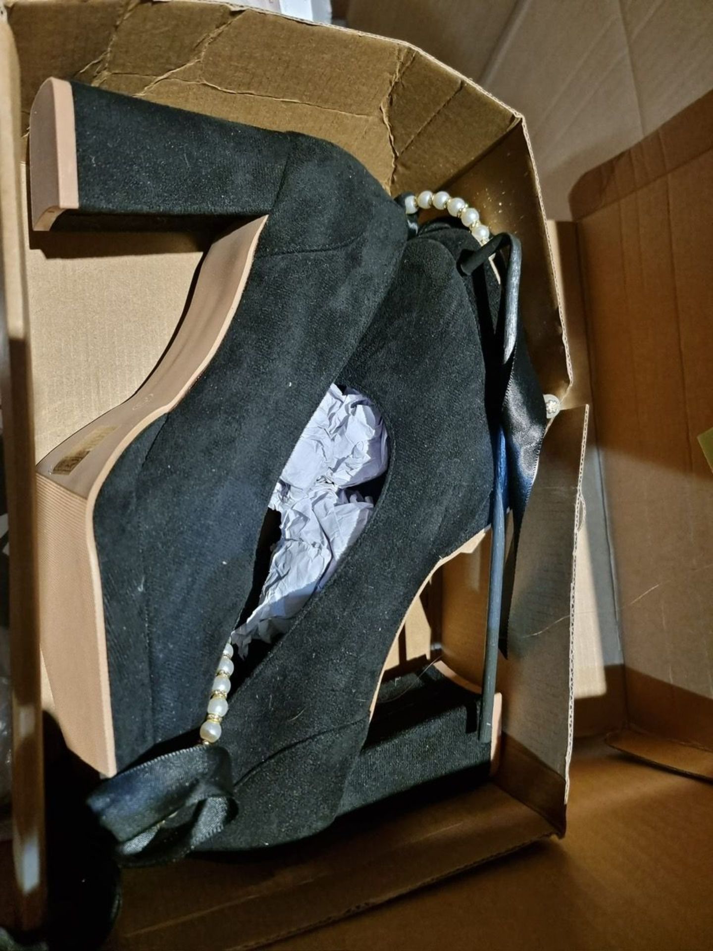 TRADE LOT 50 x BAGGED/BOXED ITEMS FROM A MAJOR ONLINE RETAILER TO INCLUDE MAINLY CLOTHING & FOOTWEAR - Image 8 of 34