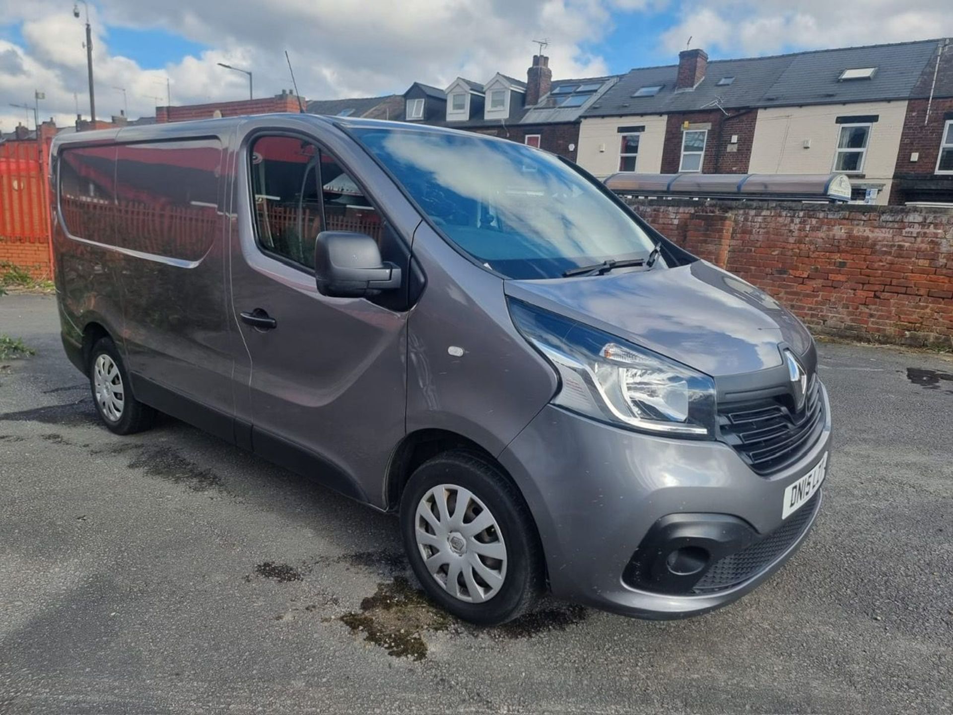 DN15 LZT RENAULT TRAFIC 2.7T 1.6 SL27 DCI 115 BUSINESS+ Panel Van. Comes with 1 key Date of