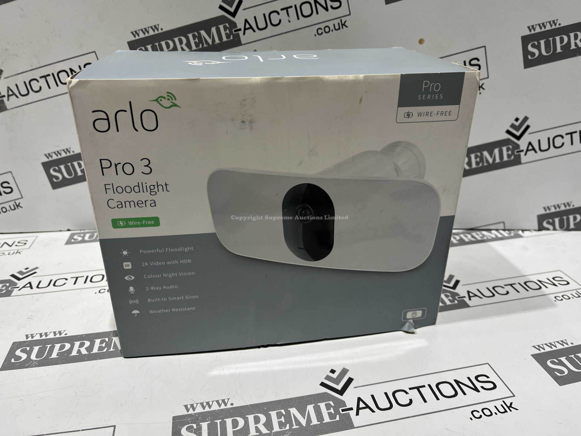 NEW & BOXED ARLO PRO 3 FLOODLIGHT CAMERA. RRP £249.99. (R9B-13).