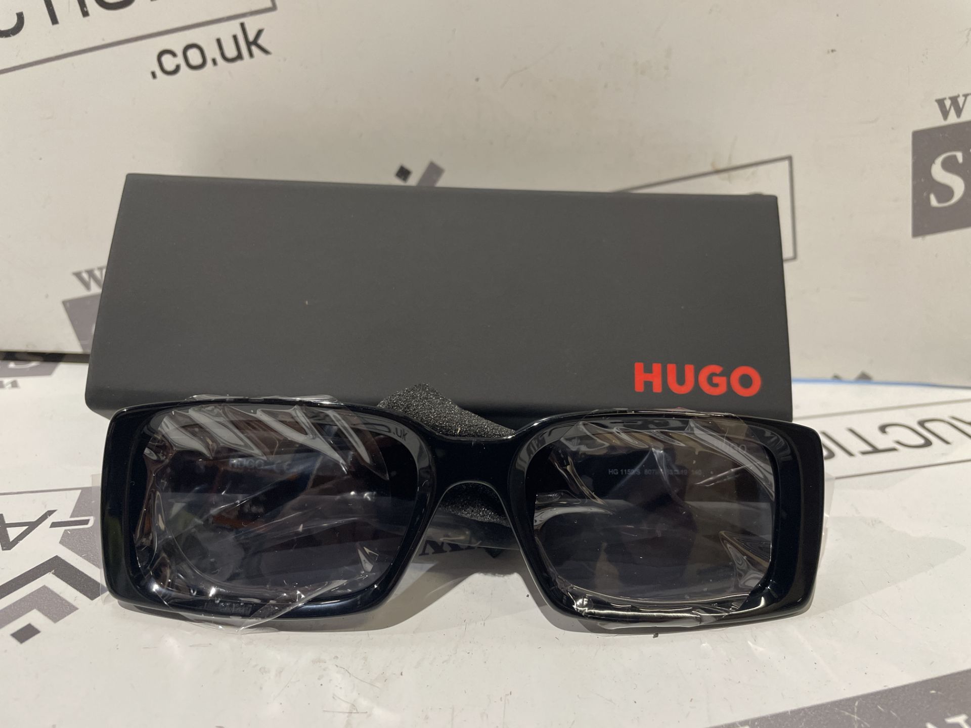 BRAND NEW PAIR OF HUGO BOSS WOMENS BLACK SUNGLASSES S/R1