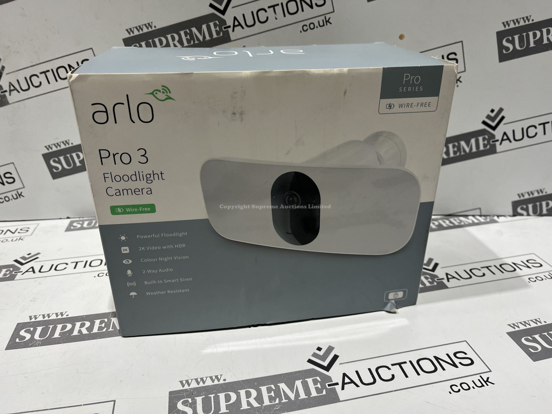 NEW & BOXED ARLO PRO 3 FLOODLIGHT CAMERA. RRP £249.99. (R9B-13).