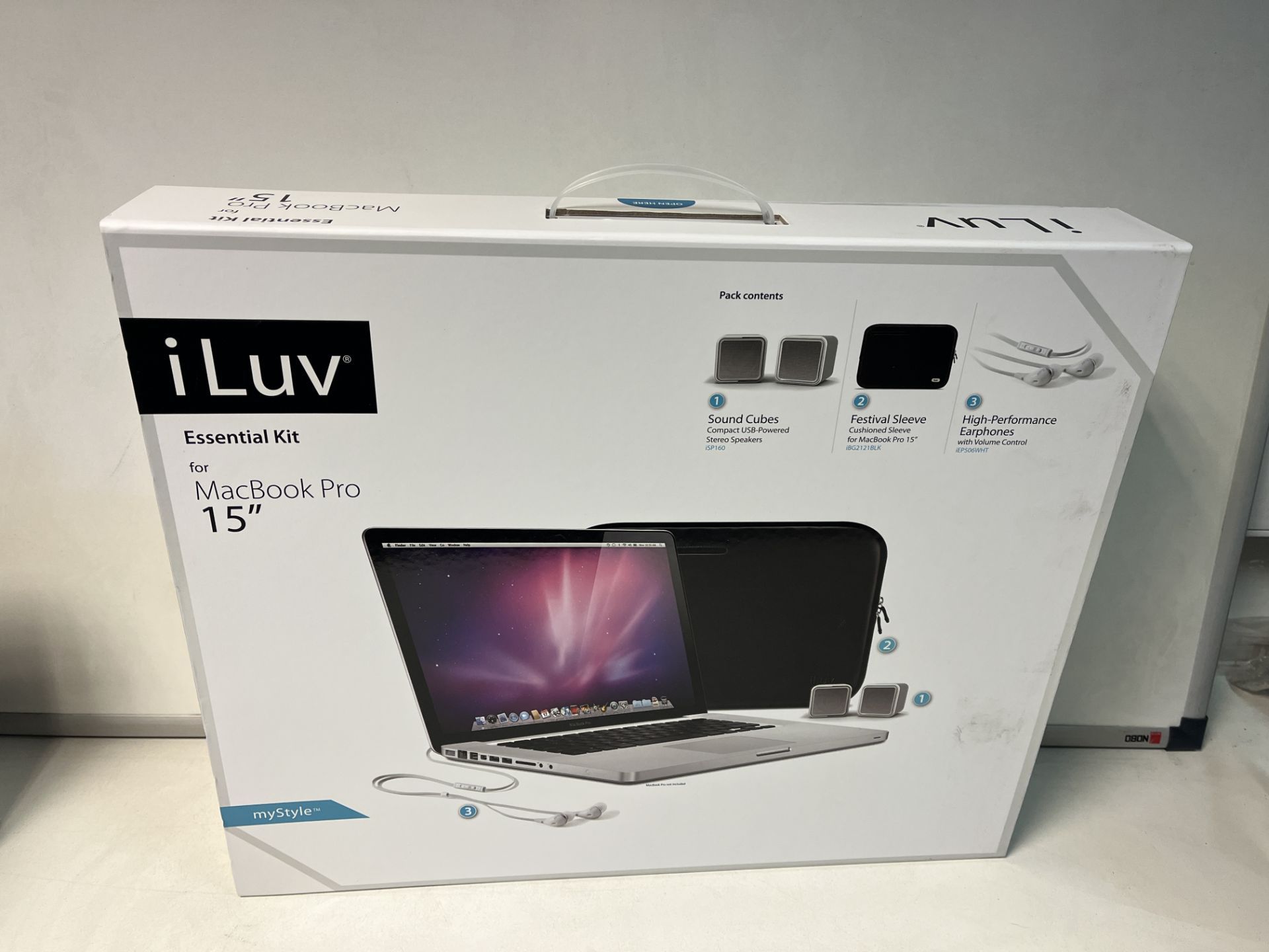 15 X BRAND NEW ILUV MAC BOOK KITS INCLUDING SPEAKERS, EARPHONES AND FESTIVAL CASES R1-7