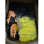 12 PIECE BRAND NEW MIXED WORKWEAR LOT TO INCLUDE HI-VIS JACKETS, GLOVES ETC. (S1.5)
