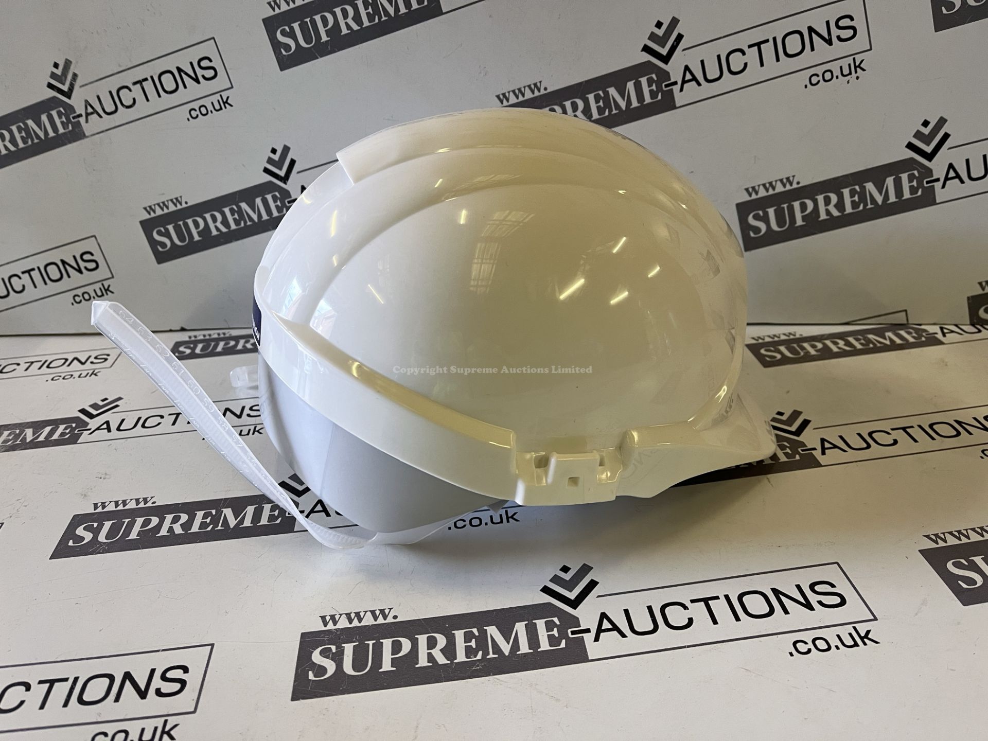 60x BRAND NEW ASSORTED HARD HATS IN WHITE. (S1.5)