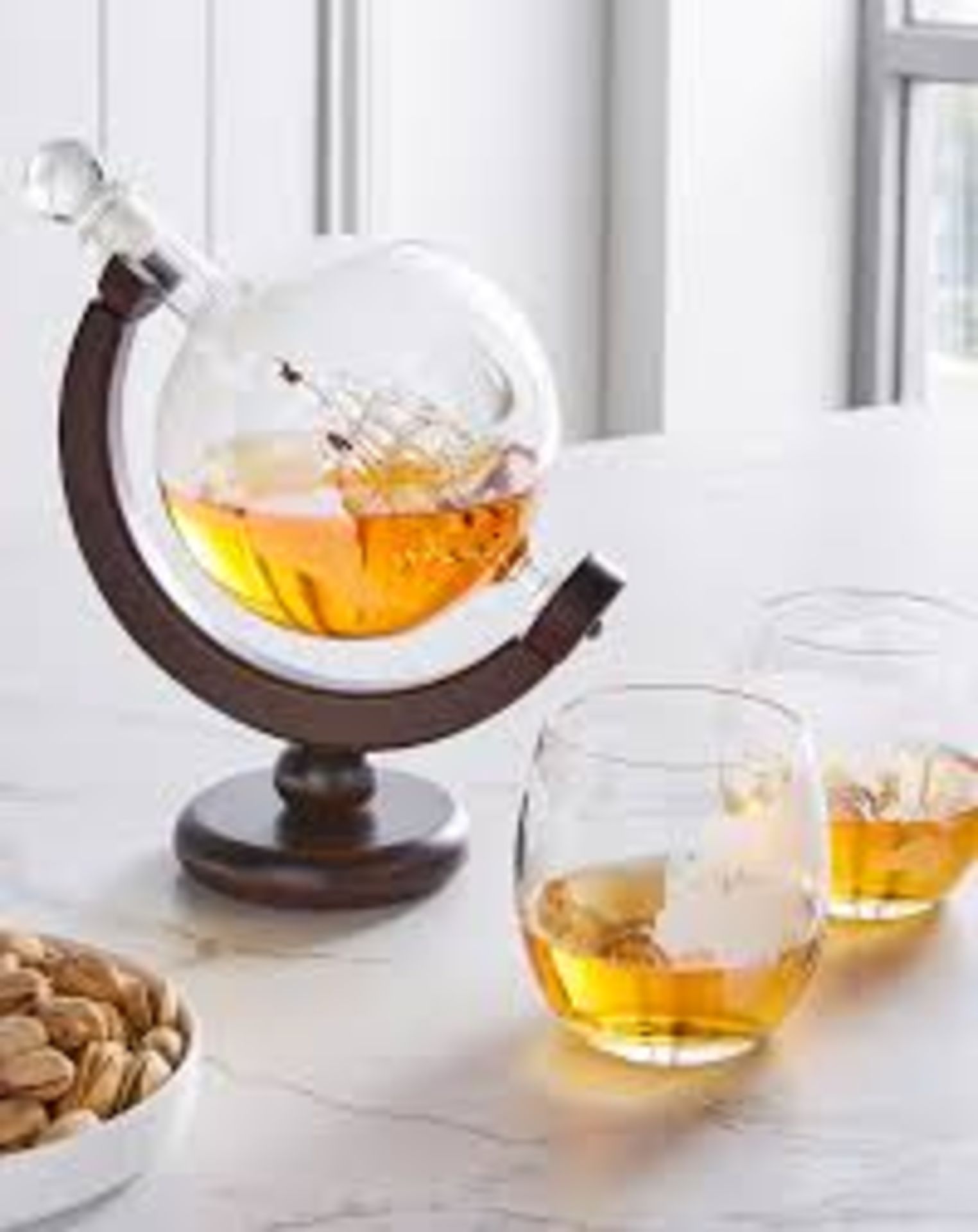 Globe Decanter and Glasses Set. - ER22. A decanter based on a classic globe, made from glass and