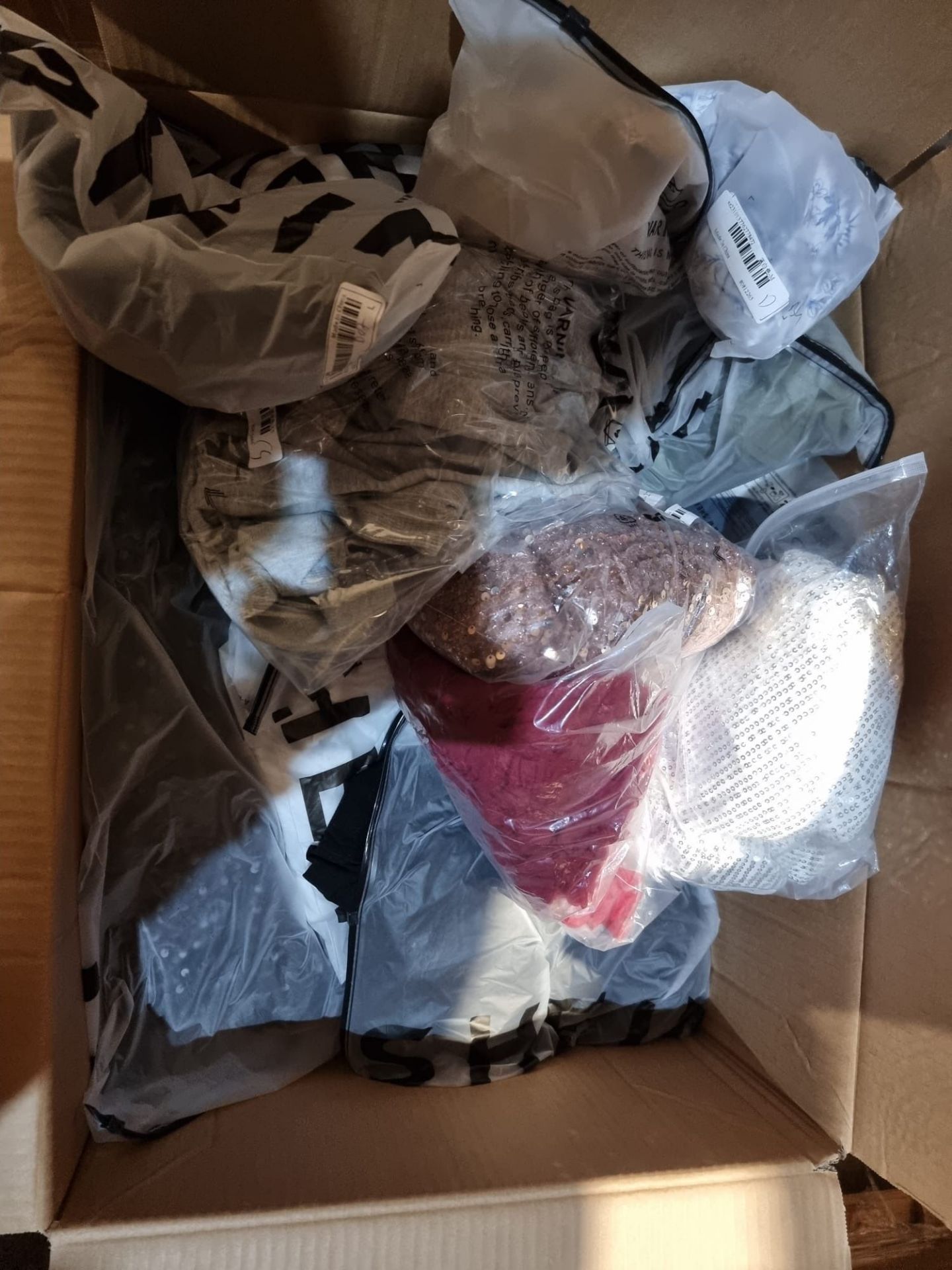 TRADE LOT 100 x BAGGED/BOXED ITEMS FROM A MAJOR ONLINE RETAILER TO INCLUDE MAINLY CLOTHING &