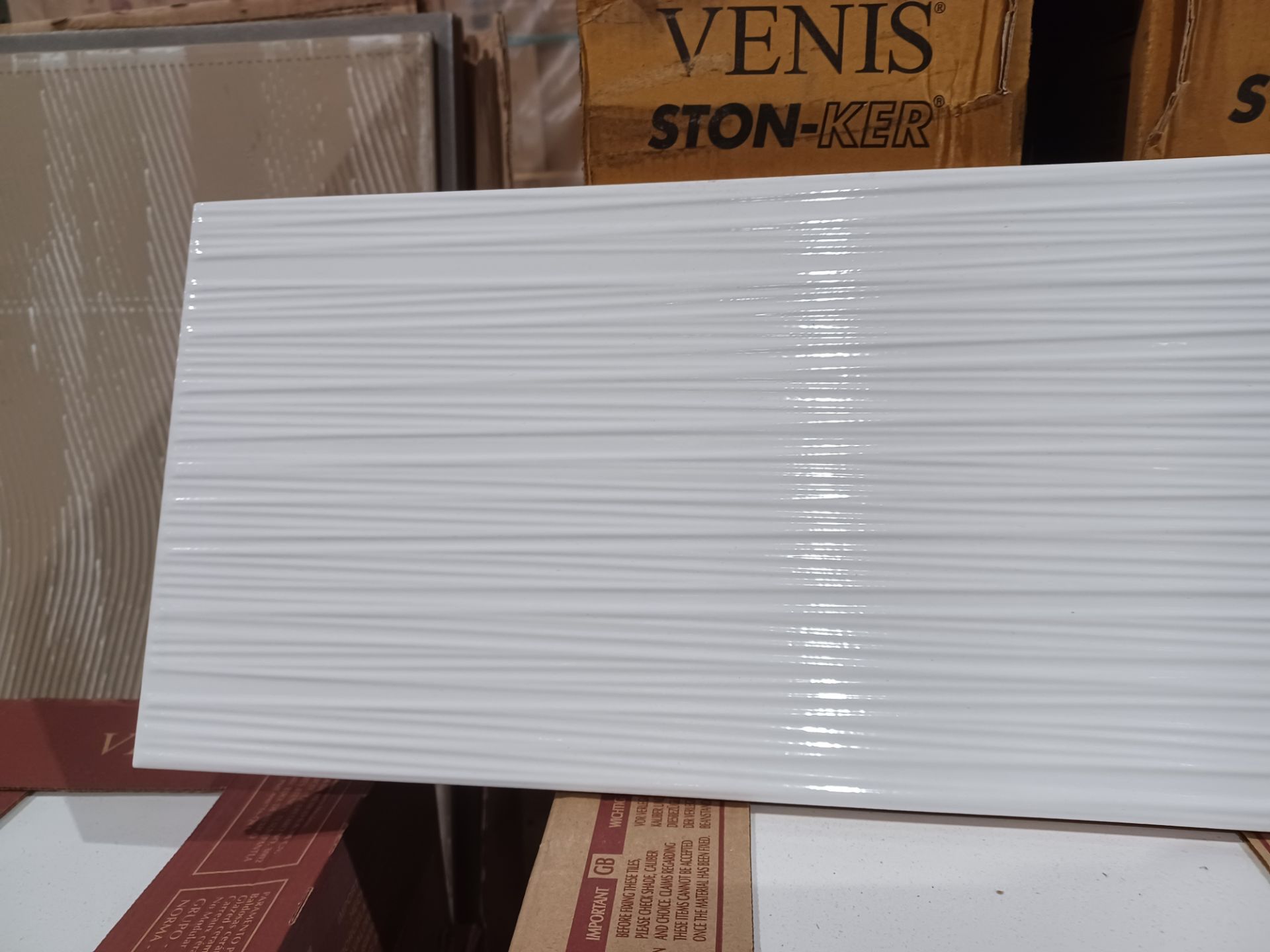 3 packs of Gloss Thin Line White 200x600mm Tiles. Each Box Contains 1m2, giving this lot a total - Bild 2 aus 2