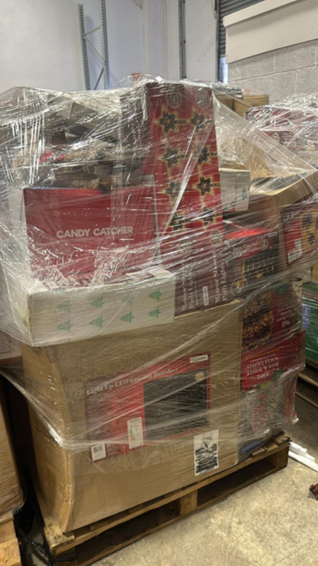 BRAND NEW PALLET OF A LARGE QUANTITY OF ASSORTED CHRISTMAS GOODS (HIGH RETAIL PALLET) - Image 6 of 10