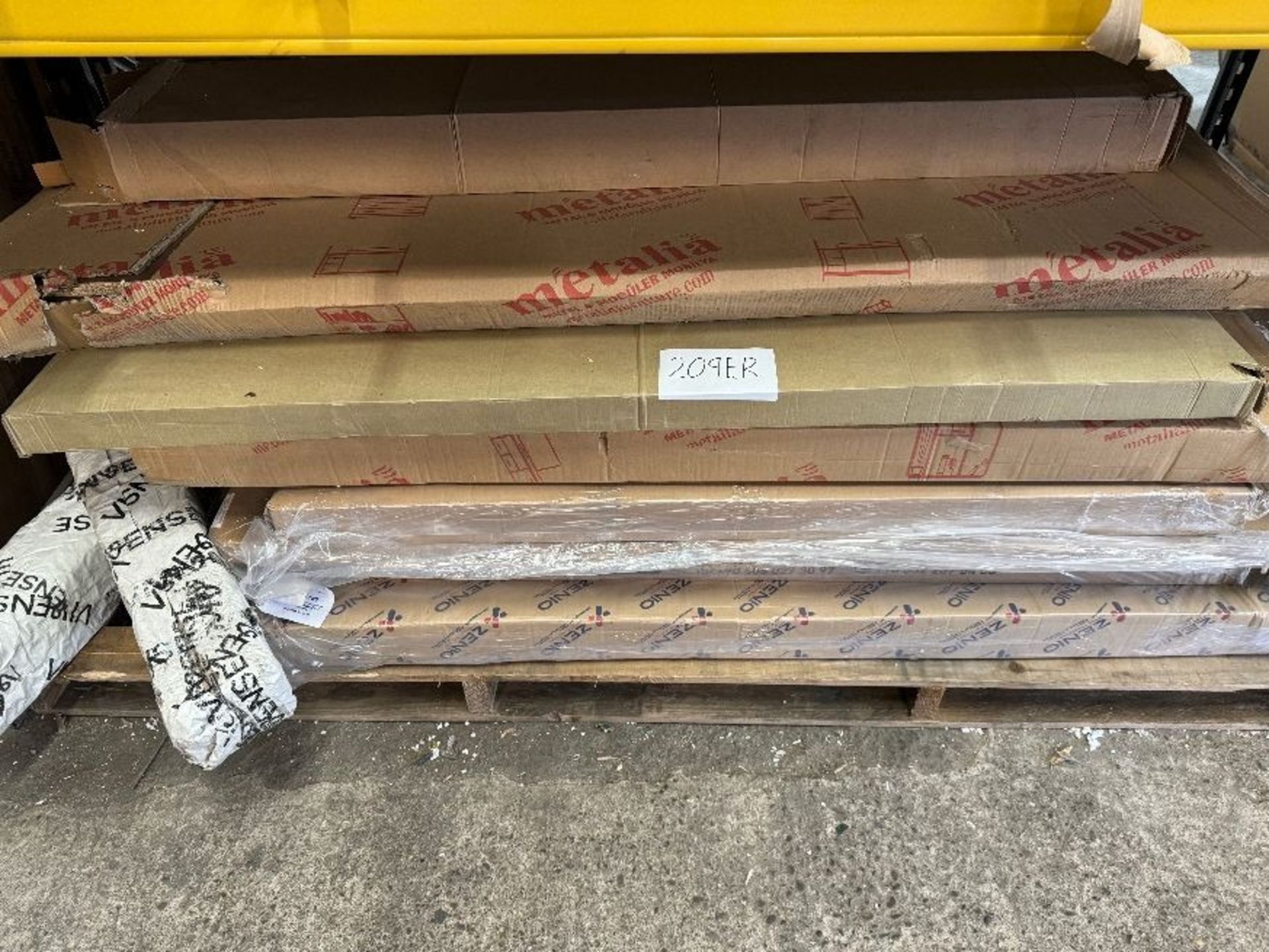 Mixed pallet of customer returns (ER30) Pallet may Contain: Various pieces of mixed furniture and