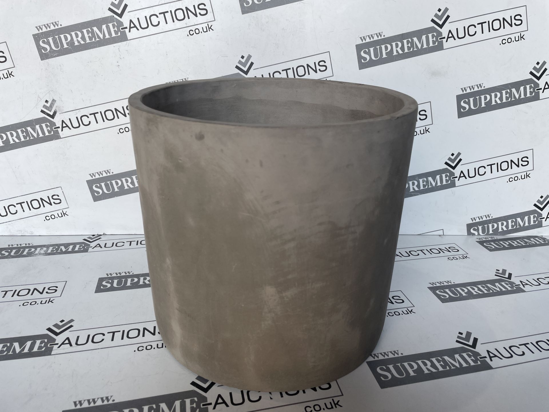 15 X BRAND NEW LARGE LIGHT CONCRETE PLANTERS R15.2/9.1/1.1