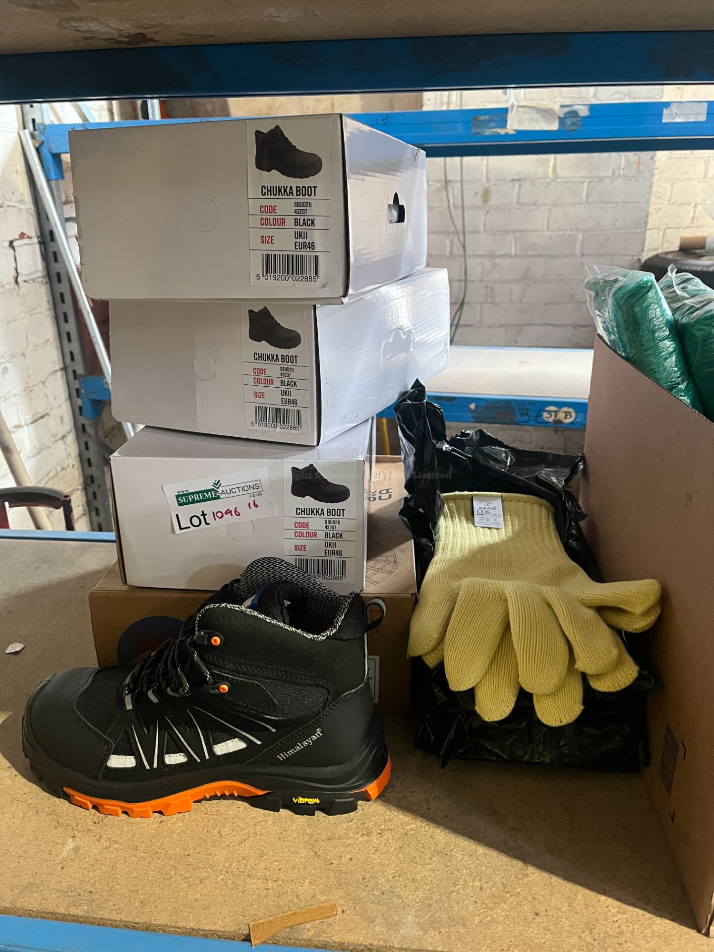 8 PIECE MIXED LOT INCLUDING SAFETY BOOTS AND WORK GLOVES S1-2