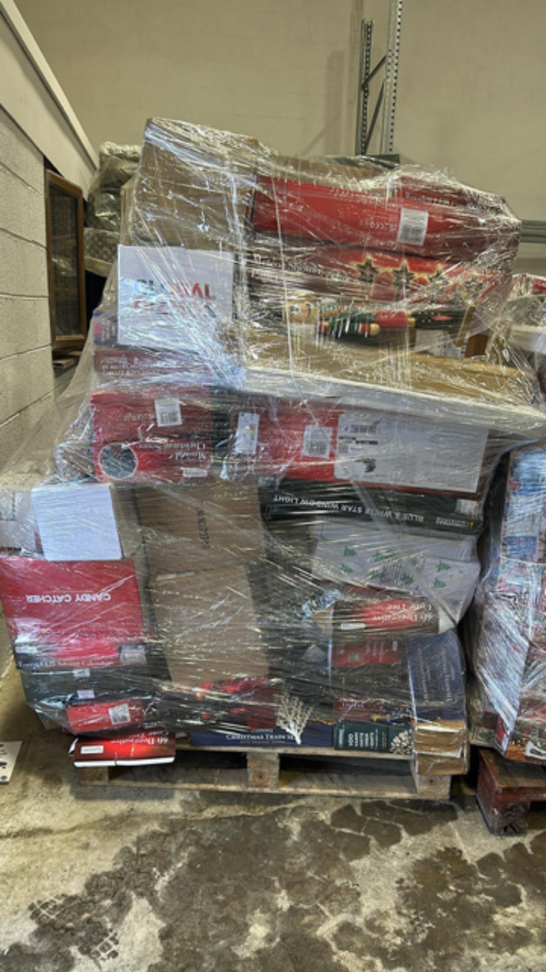 BRAND NEW PALLET OF A LARGE QUANTITY OF ASSORTED CHRISTMAS GOODS (HIGH RETAIL PALLET) - Image 3 of 10