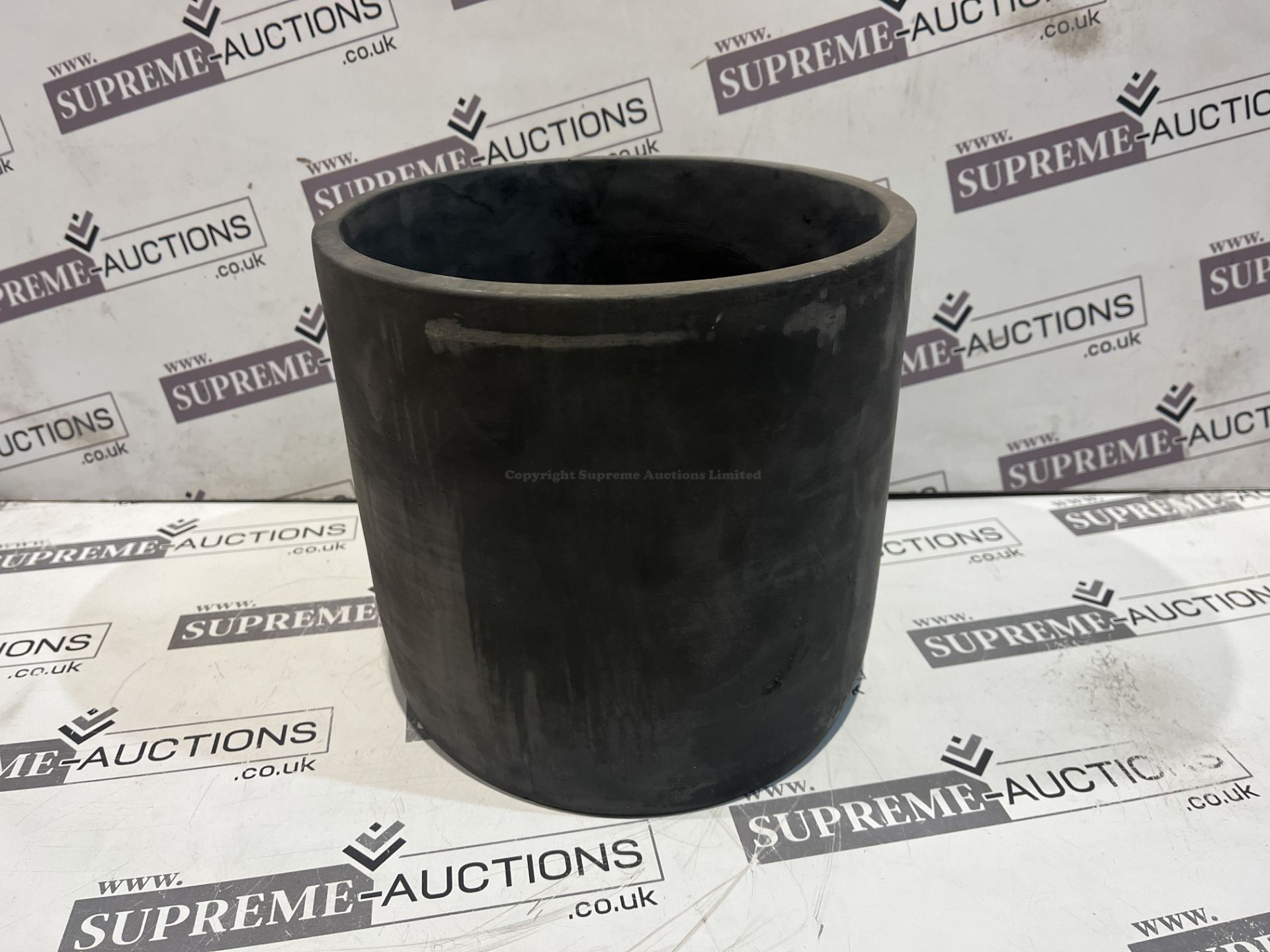 16 X BRAND NEW LARGE DARK CONCRETE PLANTERS R13-4