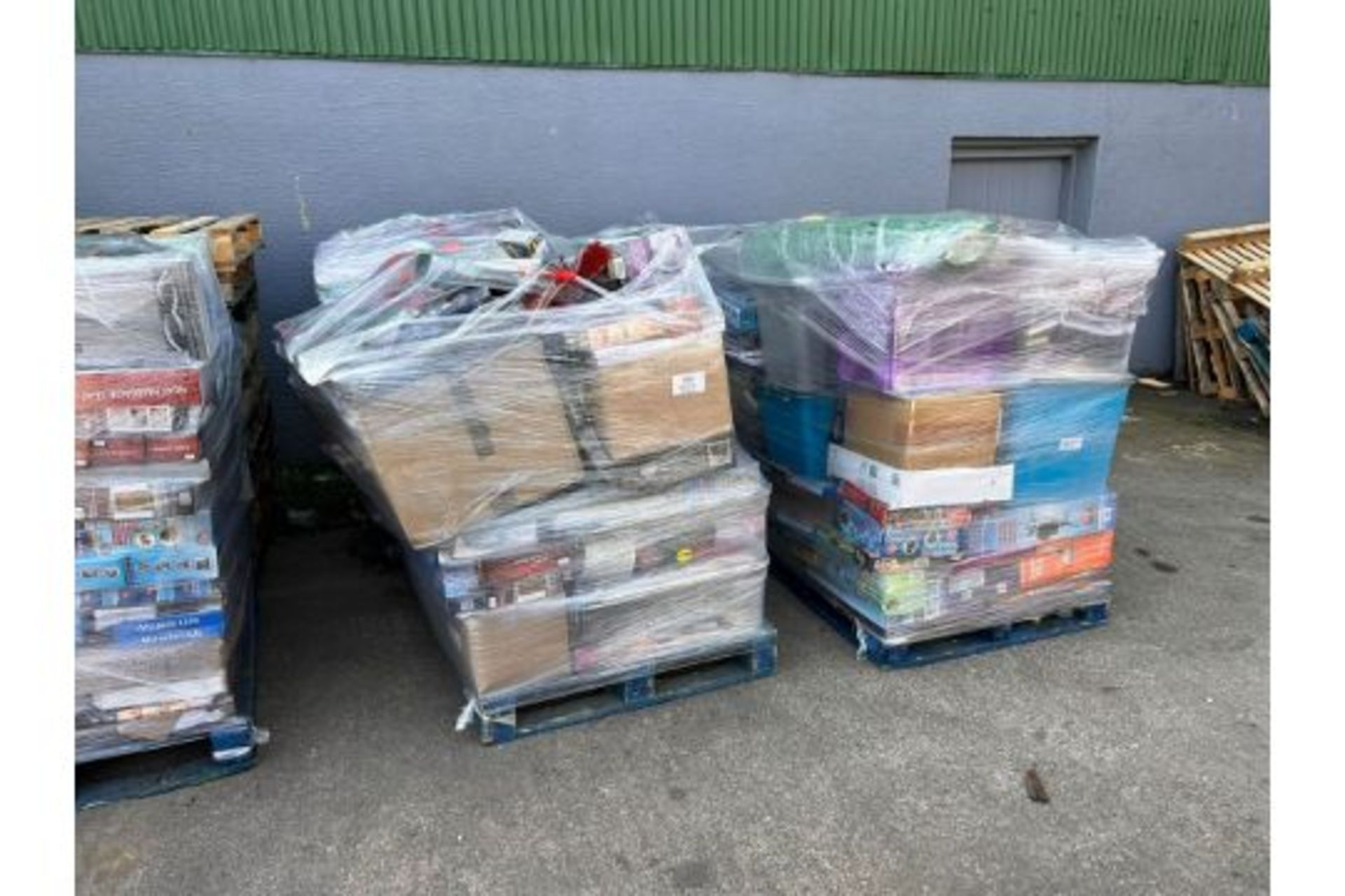 Large Pallet of Unchecked Supermarket Stock. Huge variety of items which may include: tools, toys, - Bild 2 aus 18
