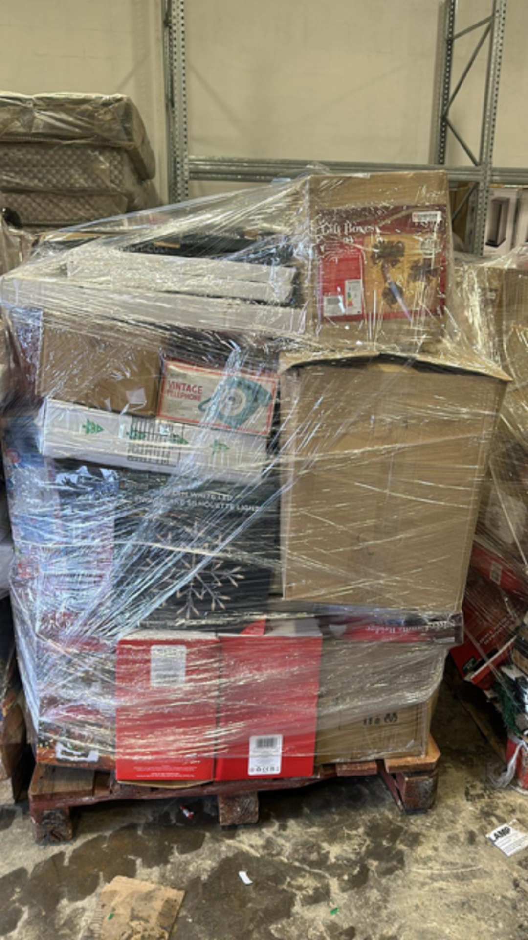 BRAND NEW PALLET OF A LARGE QUANTITY OF ASSORTED CHRISTMAS GOODS (HIGH RETAIL PALLET) - Bild 4 aus 10